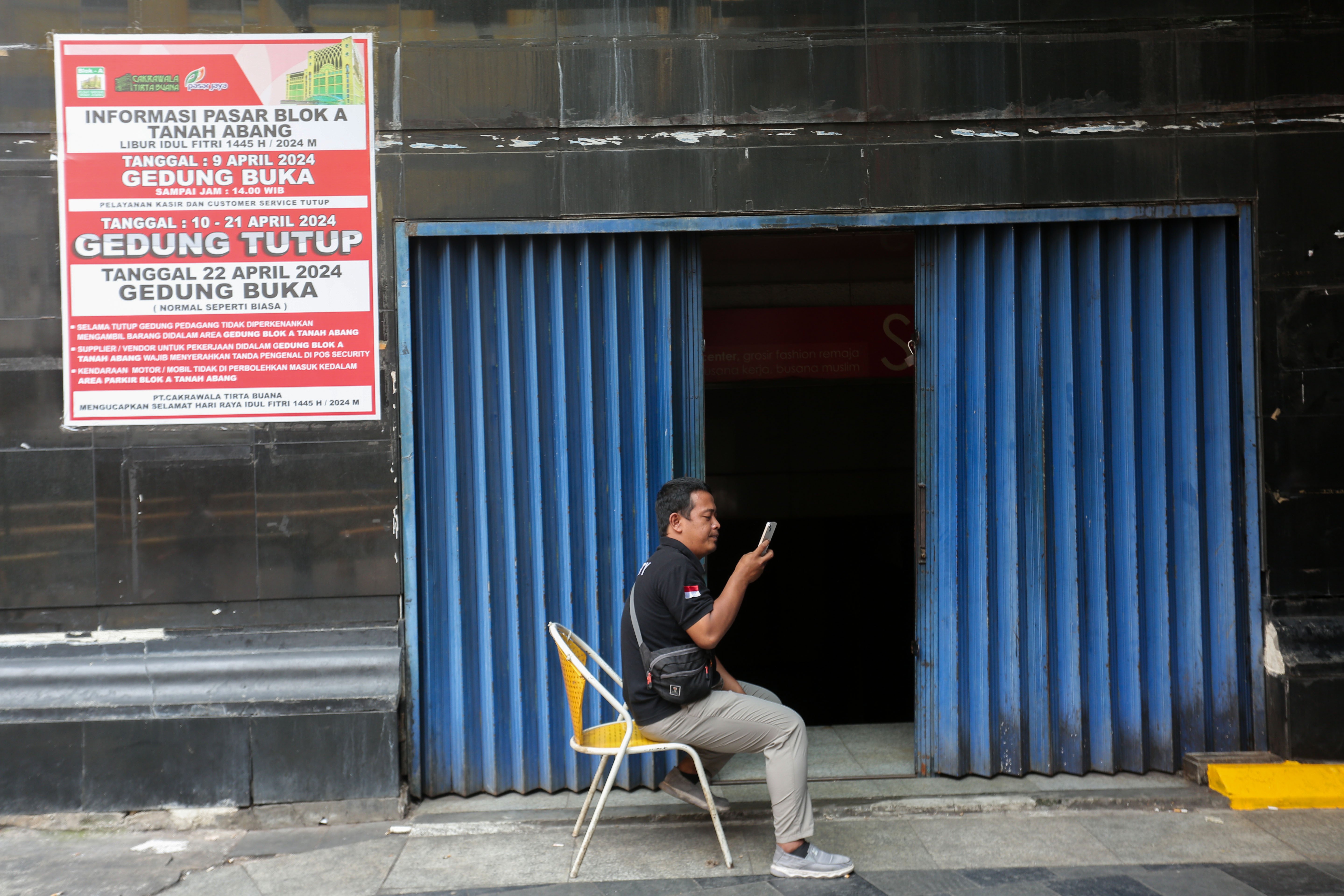 Petugas keamanan berjaga di depan pintu masuk Pasar Blok A Tanah Abang saat tutup di Jakarta, Rabu (17/4/2024). Dalam rangka perawatan gedung dan peralatan pendukung operasional, pengelola Pasar Blok A Tanah Abang menutup kawasan perbelanjaan tersebut dari 10 hingga 21 April 2024.
