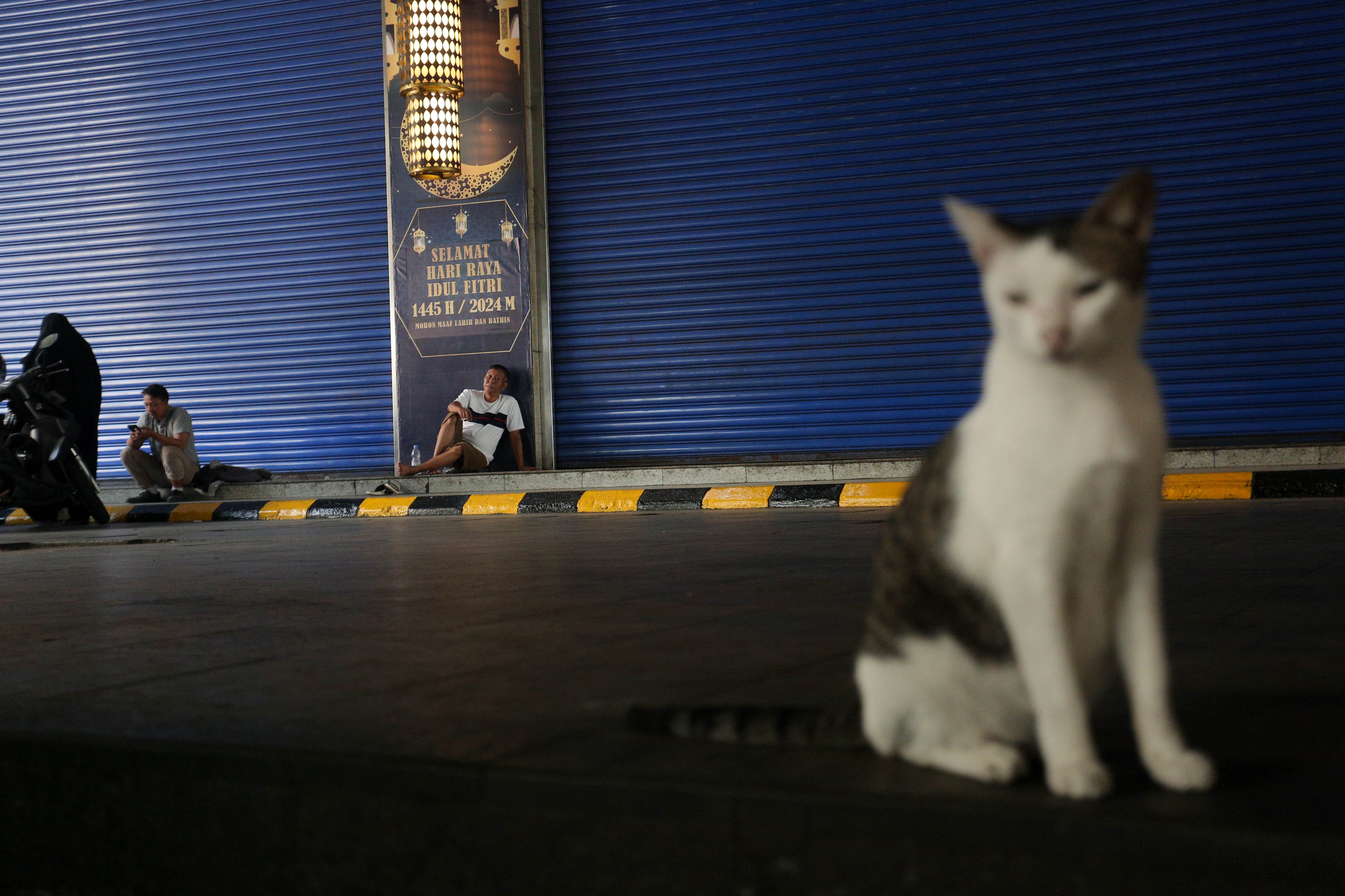 Dua orang warga duduk di sekitar area Pasar Blok A Tanah Abang saat tutup di Jakarta, Rabu (17/4/2024). Dalam rangka perawatan gedung dan peralatan pendukung operasional, pengelola Pasar Blok A Tanah Abang menutup kawasan perbelanjaan tersebut dari 10 hingga 21 April 2024.