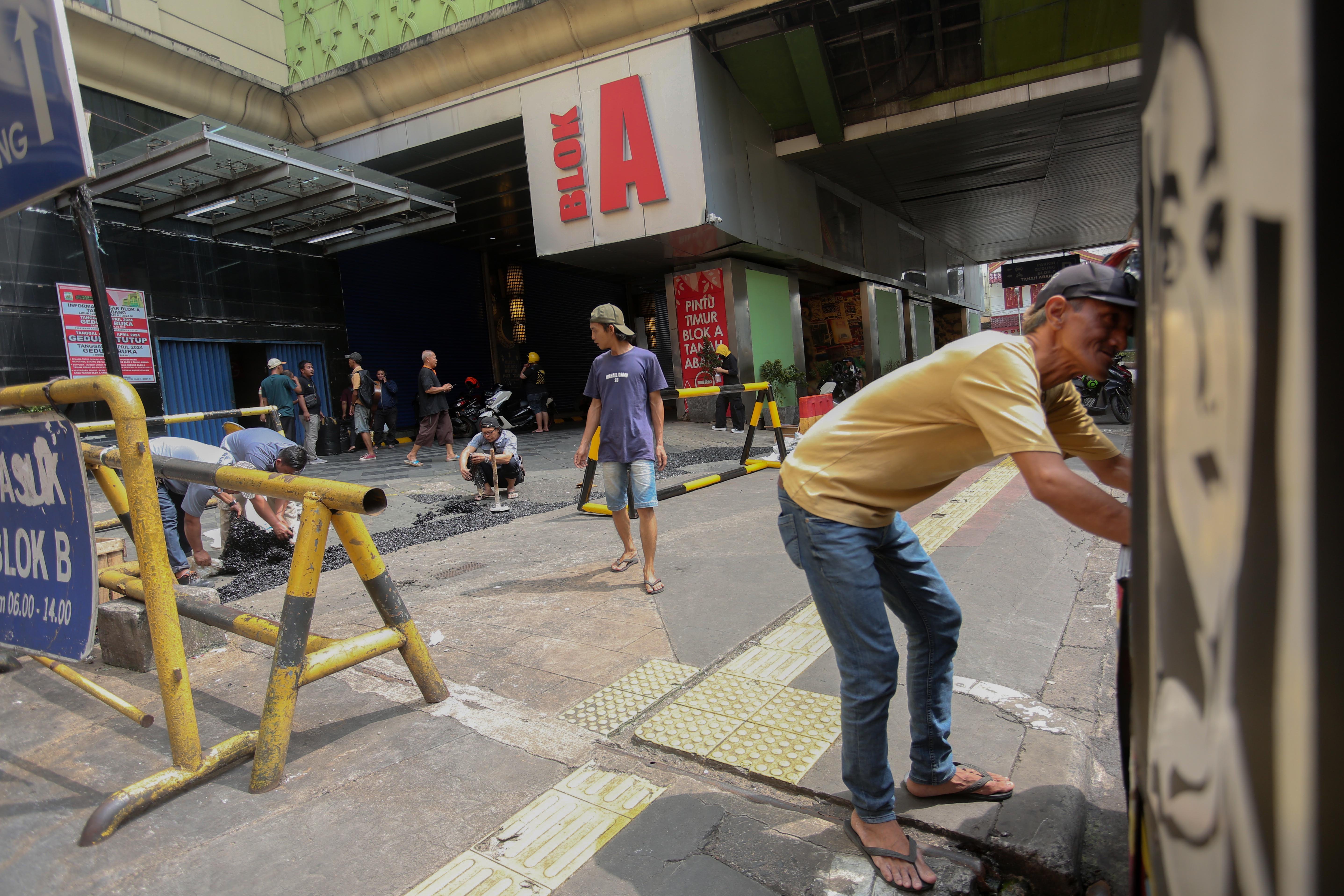 Suasana di sekitar area Pasar Blok A Tanah Abang saat tutup di Jakarta, Rabu (17/4/2024). Dalam rangka perawatan gedung dan peralatan pendukung operasional, pengelola Pasar Blok A Tanah Abang menutup kawasan perbelanjaan tersebut dari 10 hingga 21 April 2024.