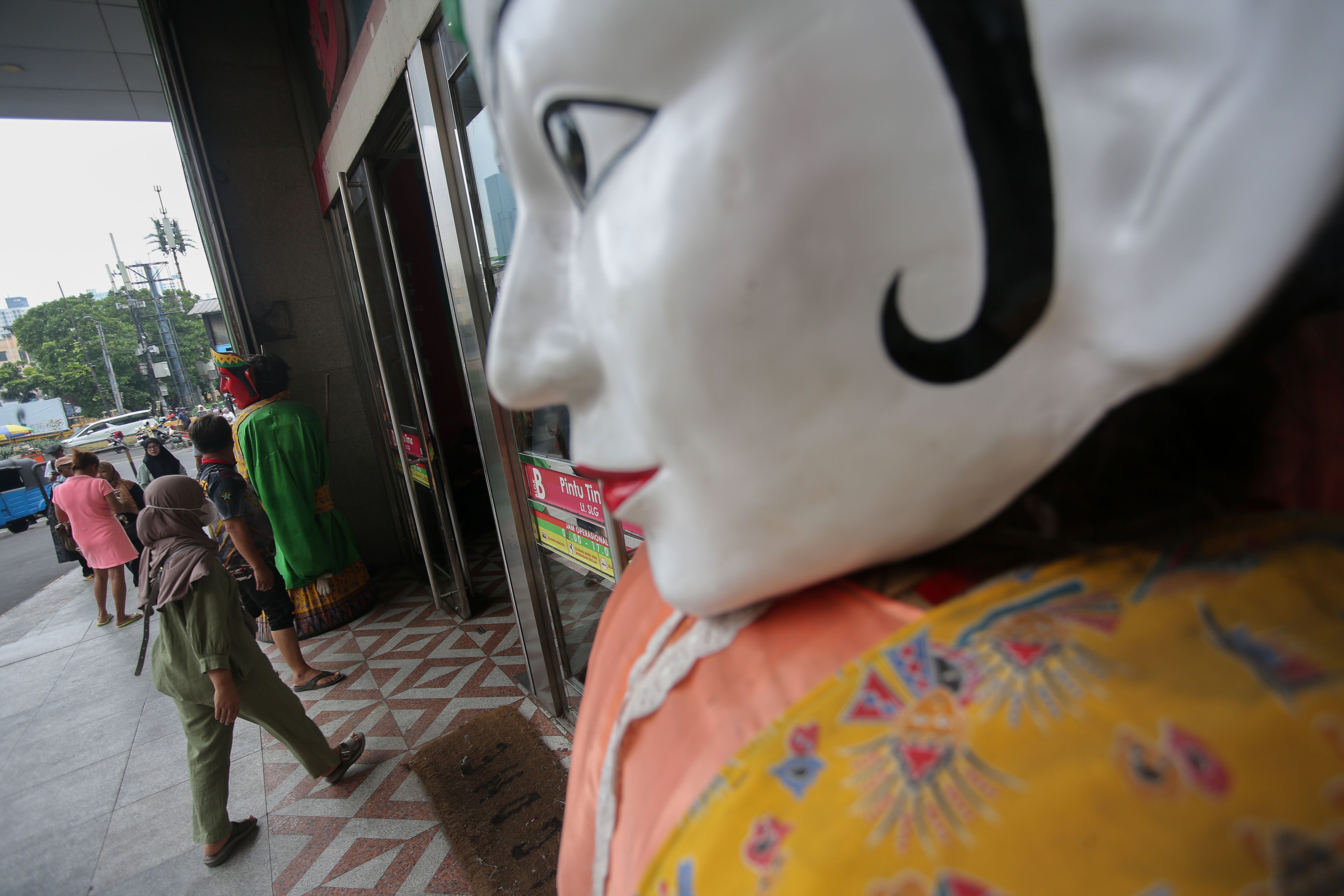 Sejumlah warga berjalan menuju pintu masuk Pasar Blok B Tanah Abang di Jakarta, Rabu (17/4/2024). Pasar Blok B Tanah Abang kembali dibuka setelah sebelumnya ditutup pada 10 hingga 16 April 2024.