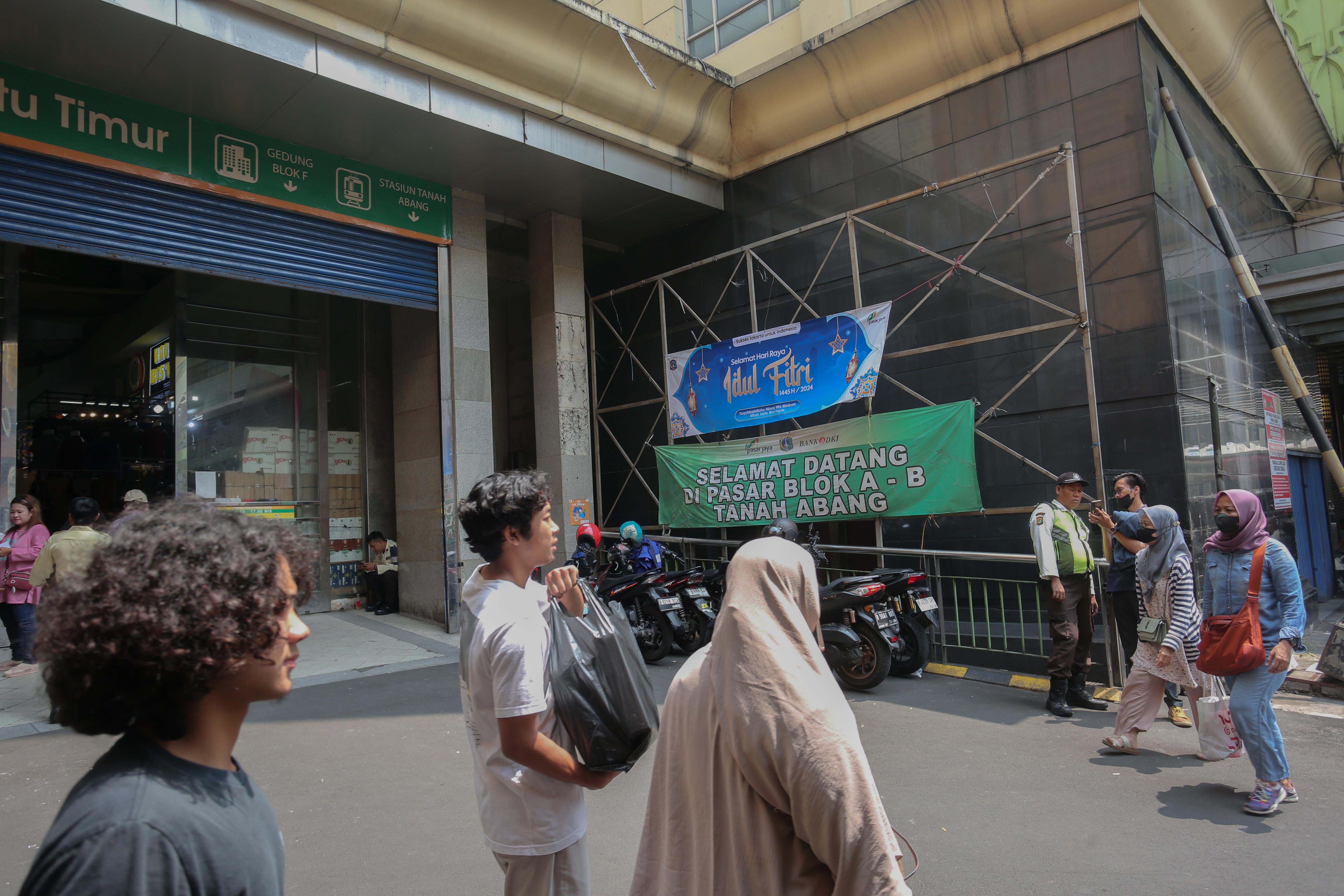 Suasana Pasar Blok B Tanah Abang saat kembali dibuka di Jakarta, Rabu (17/4/2024). Pasar Blok B Tanah Abang kembali dibuka setelah sebelumnya ditutup pada 10 hingga 16 April 2024.
