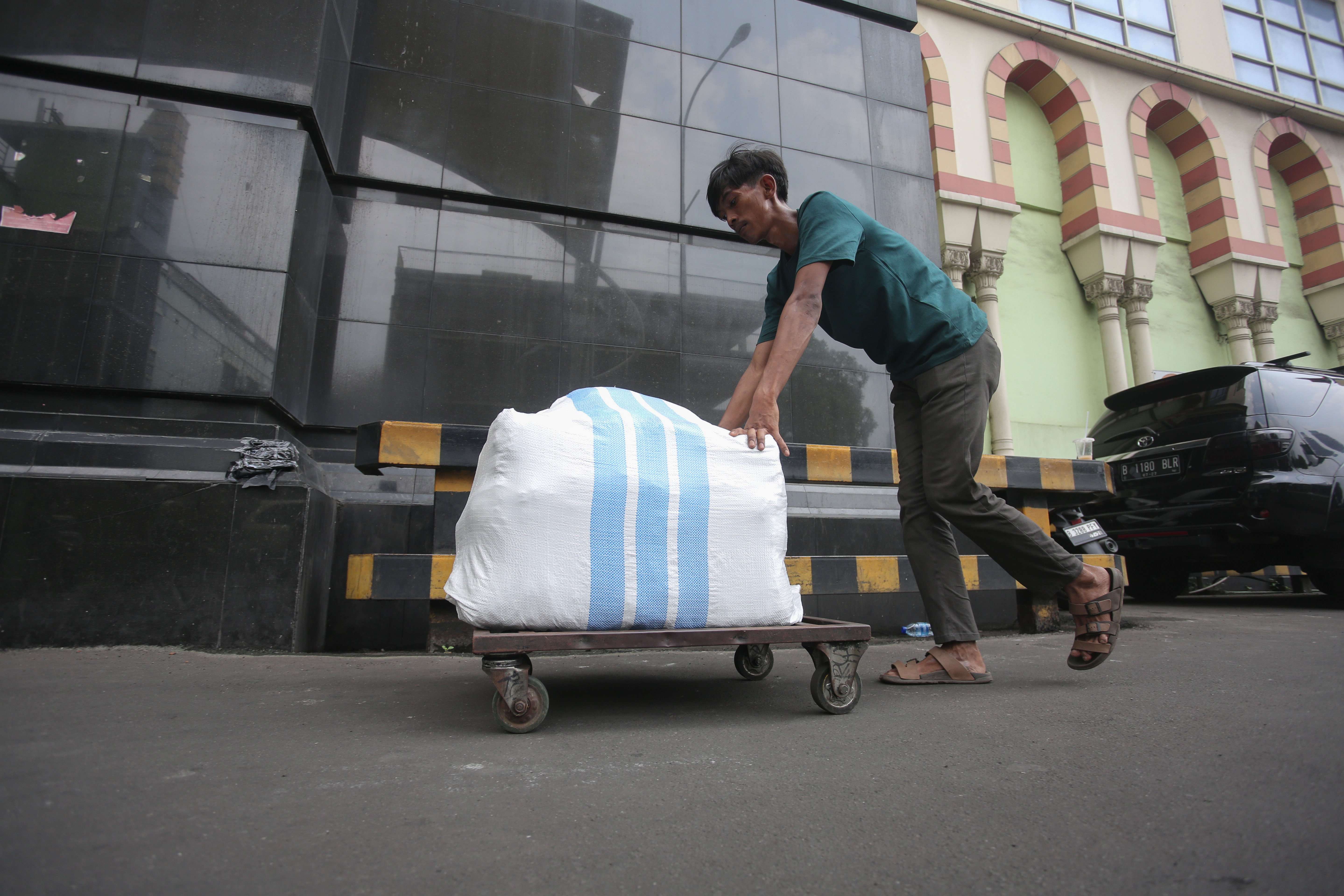 Seorang porter membawa barang di Pasar Blok B Tanah Abang, Jakarta, Rabu (17/4/2024). Pasar Blok B Tanah Abang kembali dibuka setelah sebelumnya ditutup pada 10 hingga 16 April 2024.