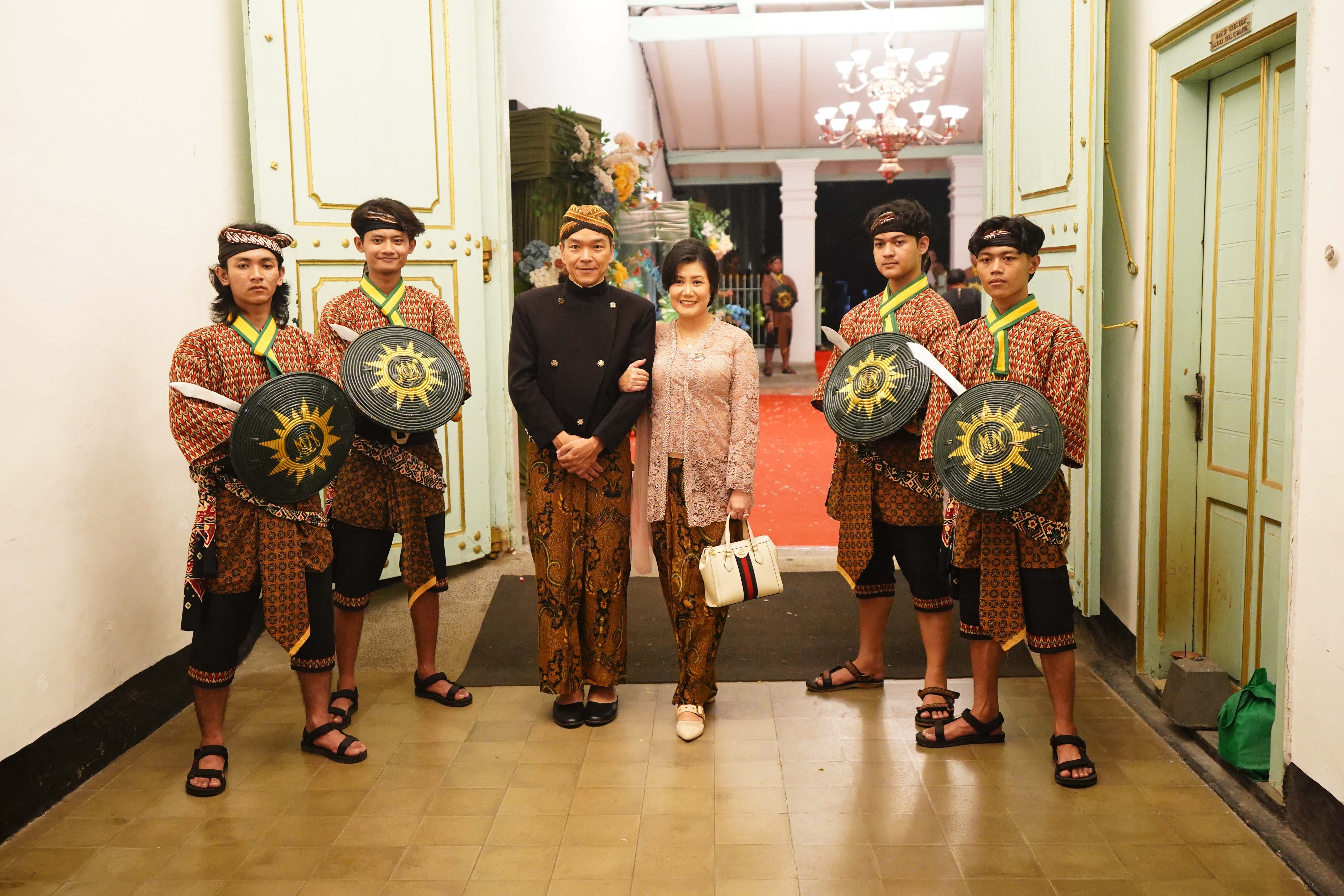 Tamu undangan berfoto di depan pintu masuk Pracima Tuin saat menghadiri Royal Dinner di Puro Mangkunegaran, Solo, Jawa Tengah, Sabtu (27/4/2024). Acara makan malam tersebut digelar dalam rangka Adeging Mangkunegaran ke-267. 