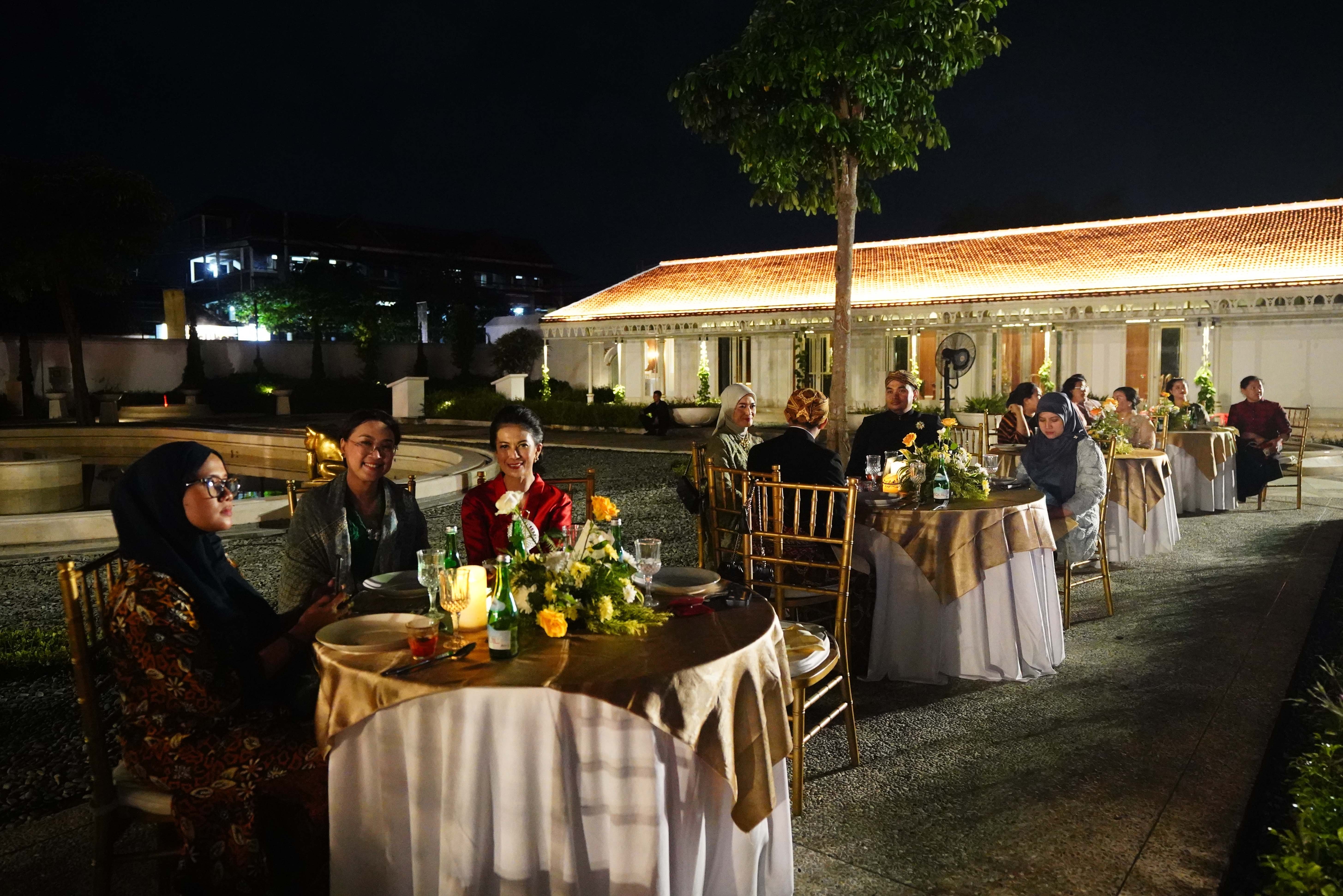 Suasana Royal Dinner di Pracima Tuin, Puro Mangkunegaran, Solo, Jawa Tengah, Sabtu (27/4/2024). Acara makan malam tersebut digelar dalam rangka Adeging Mangkunegaran ke-267.