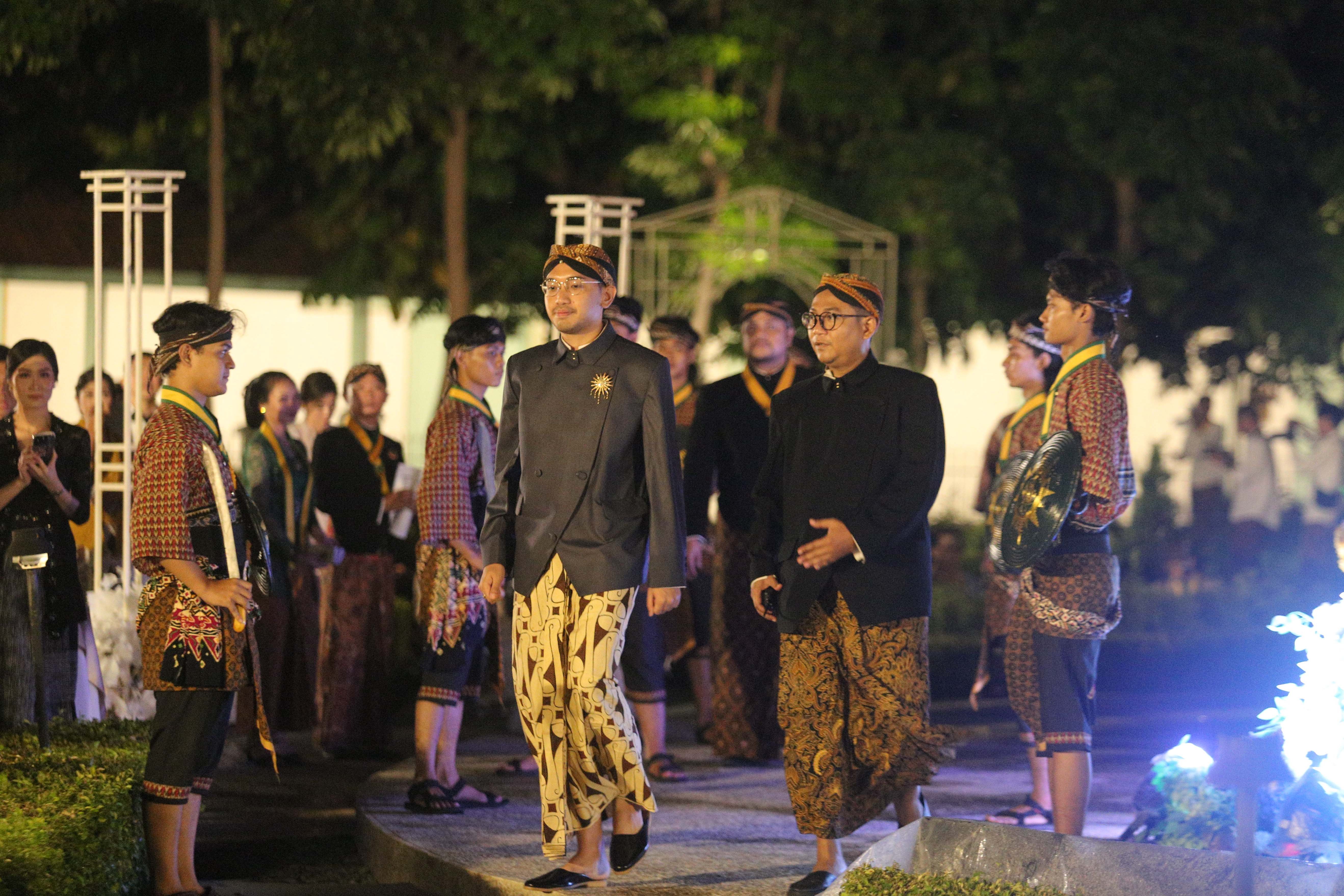 Kanjeng Gusti Pangeran Adipati Arya (KGPAA) Mangkunegara X (kedua kiri) memasuki area Royal Dinner di Pracima Tuin, Puro Mangkunegaran, Solo, Jawa Tengah, Sabtu (27/4/2024). Acara makan malam tersebut digelar dalam rangka Adeging Mangkunegaran ke-267.