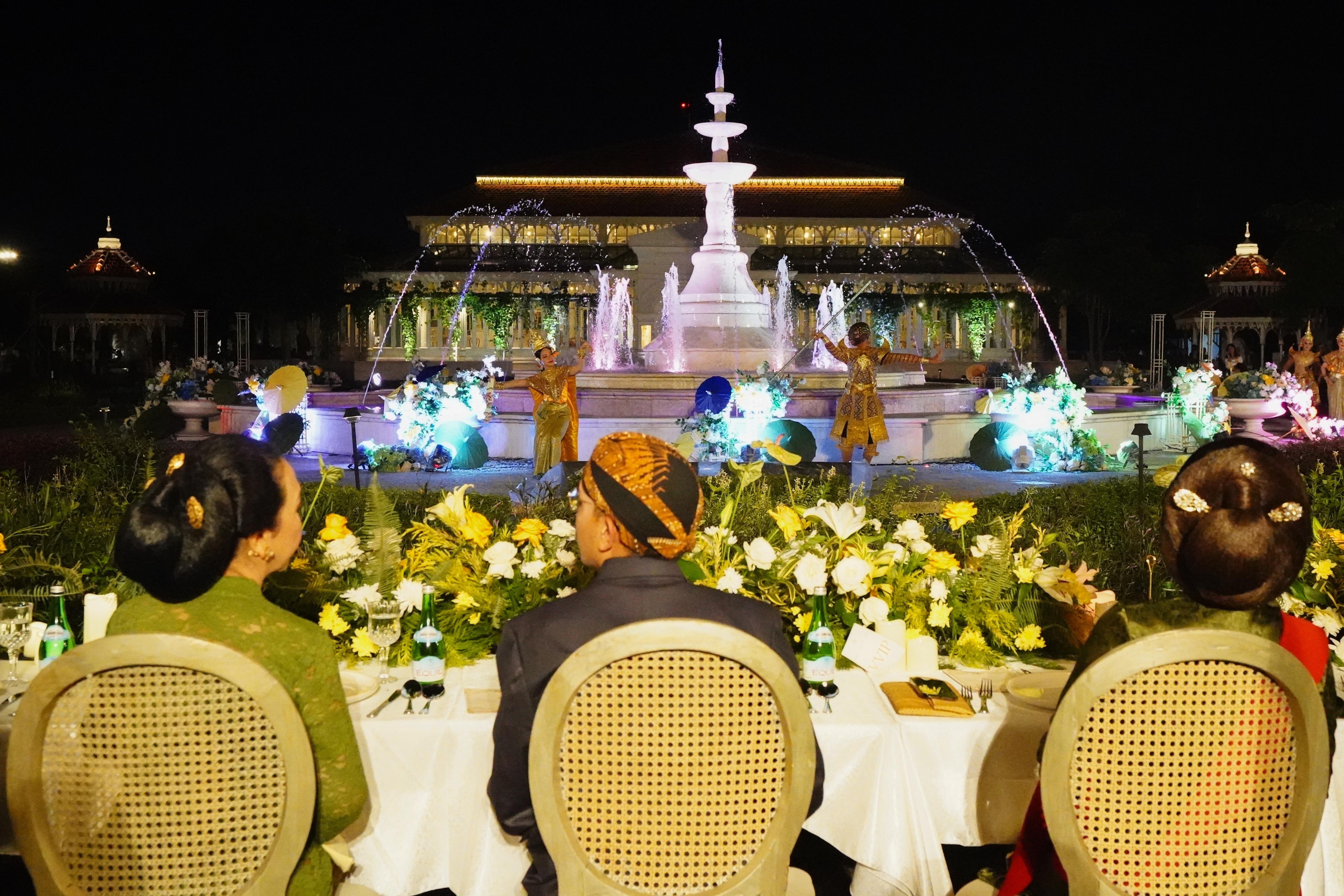 Penari Universitas Chulalongkorn Thailand membawakan Tarian Budaya saat Royal Dinner di Pracima Tuin, Puro Mangkunegaran, Solo, Jawa Tengah, Sabtu (27/4/2024). Acara makan malam tersebut digelar dalam rangka Adeging Mangkunegaran ke-267.