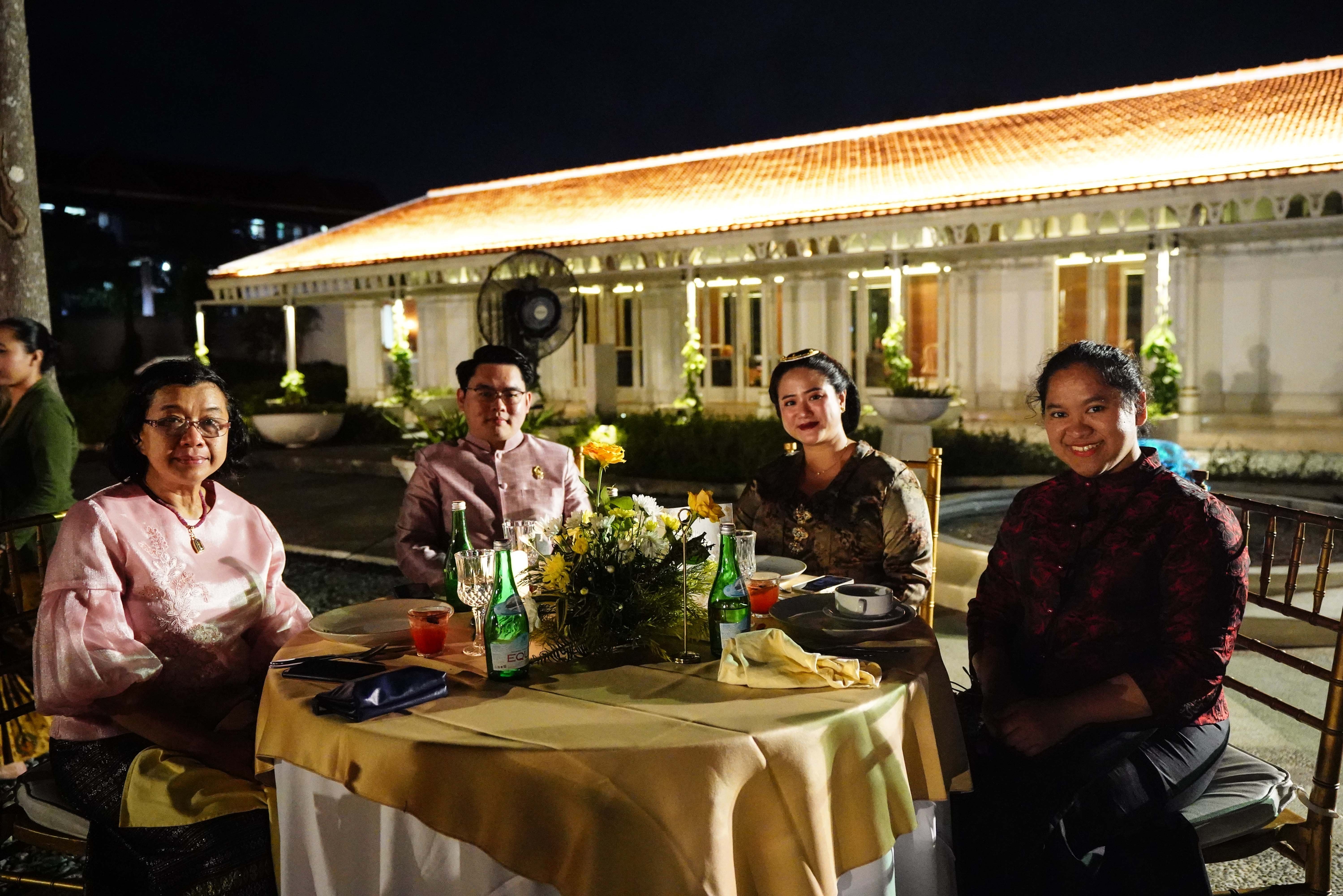 Pengageng Panti Budaya Mangkunegaran, Gusti Raden Ajeng Ancillasura Marina Sudjiwo (kedua kanan) saat menghadiri Royal Dinner di Pracima Tuin, Puro Mangkunegaran, Solo, Jawa Tengah, Sabtu (27/4/2024). Acara makan malam tersebut digelar dalam rangka Adeging Mangkunegaran ke-267.