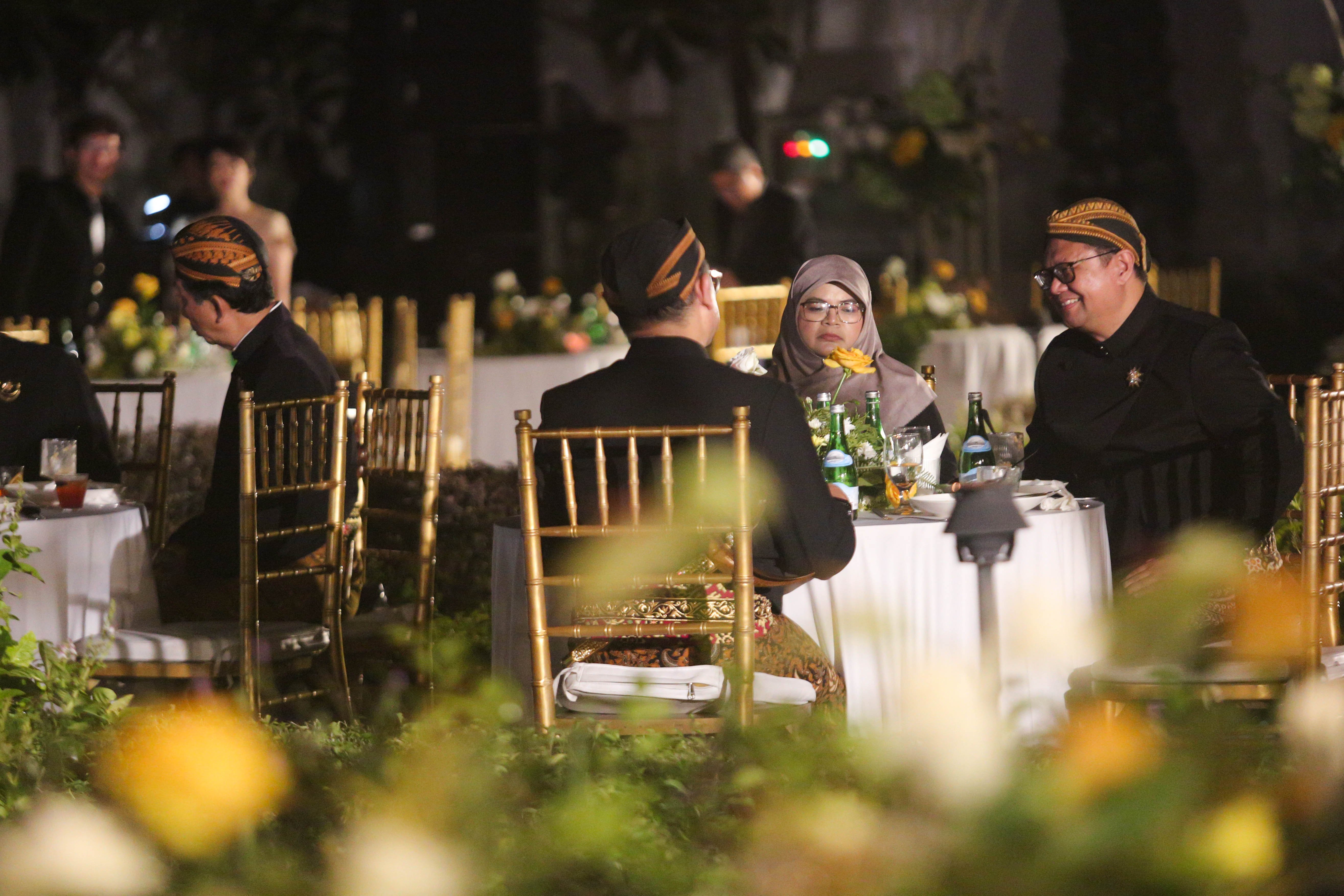 Suasana Royal Dinner di Pracima Tuin, Puro Mangkunegaran, Solo, Jawa Tengah, Sabtu (27/4/2024). Acara makan malam tersebut digelar dalam rangka Adeging Mangkunegaran ke-267.