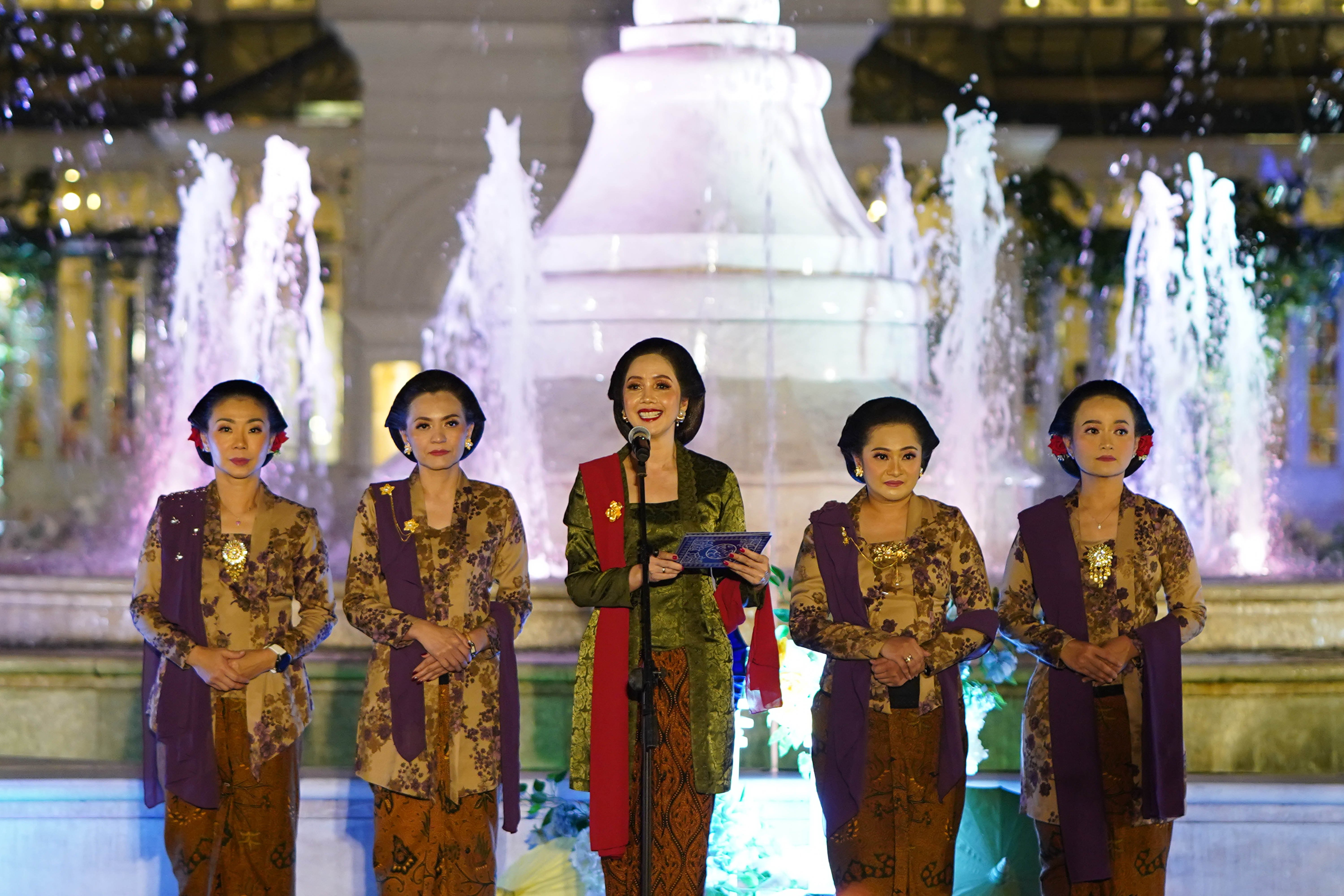 President Director PermataBank, Meliza Musa Rusli (tengah) memberikan kata sambutan saat Royal Dinner di Pracima Tuin, Puro Mangkunegaran, Solo, Jawa Tengah, Sabtu (27/4/2024). Acara makan malam tersebut digelar dalam rangka Adeging Mangkunegaran ke-267.