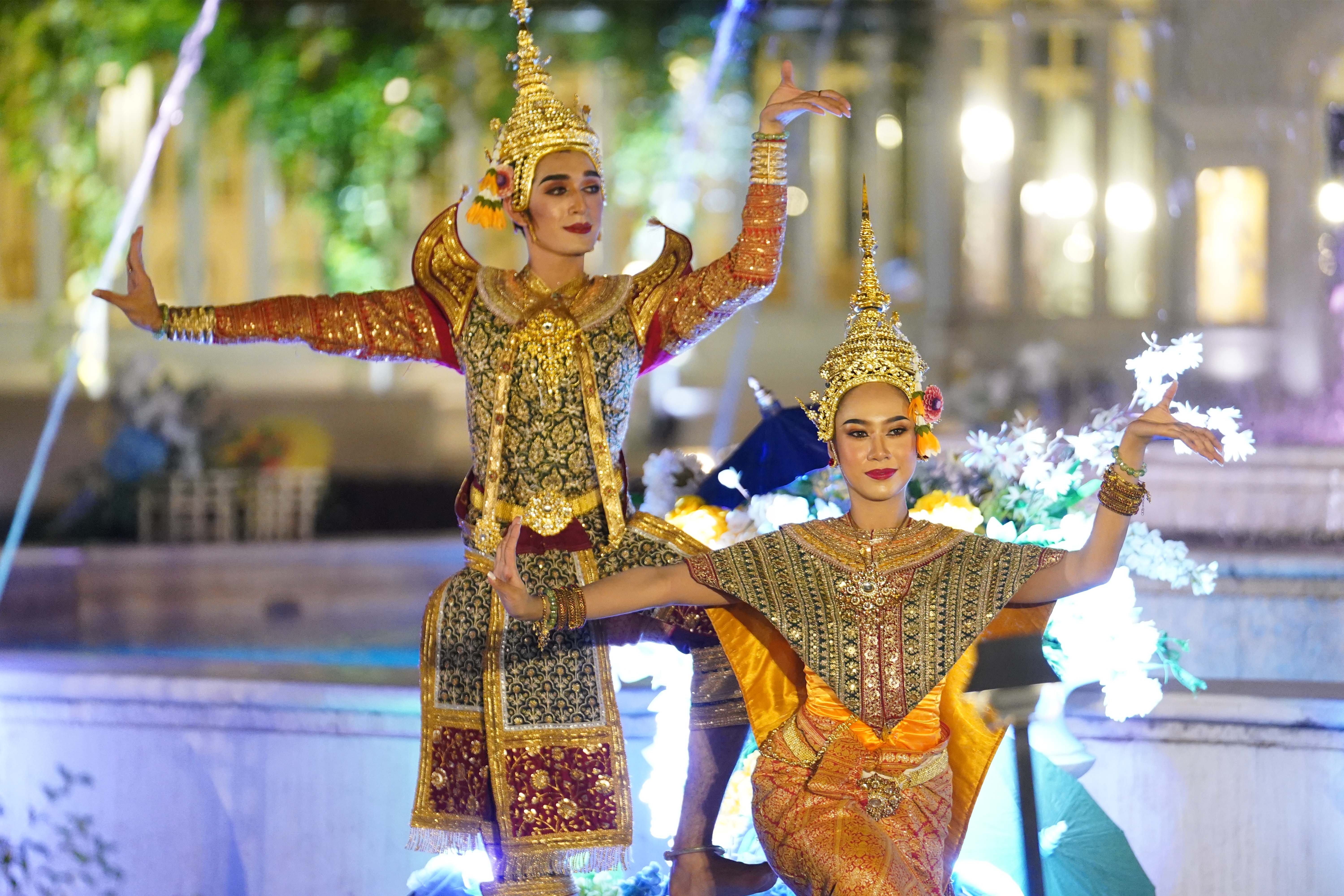 Penari Universitas Chulalongkorn Thailand membawakan Tarian Budaya saat Royal Dinner di Pracima Tuin, Puro Mangkunegaran, Solo, Jawa Tengah, Sabtu (27/4/2024). Acara makan malam tersebut digelar dalam rangka Adeging Mangkunegaran ke-267.