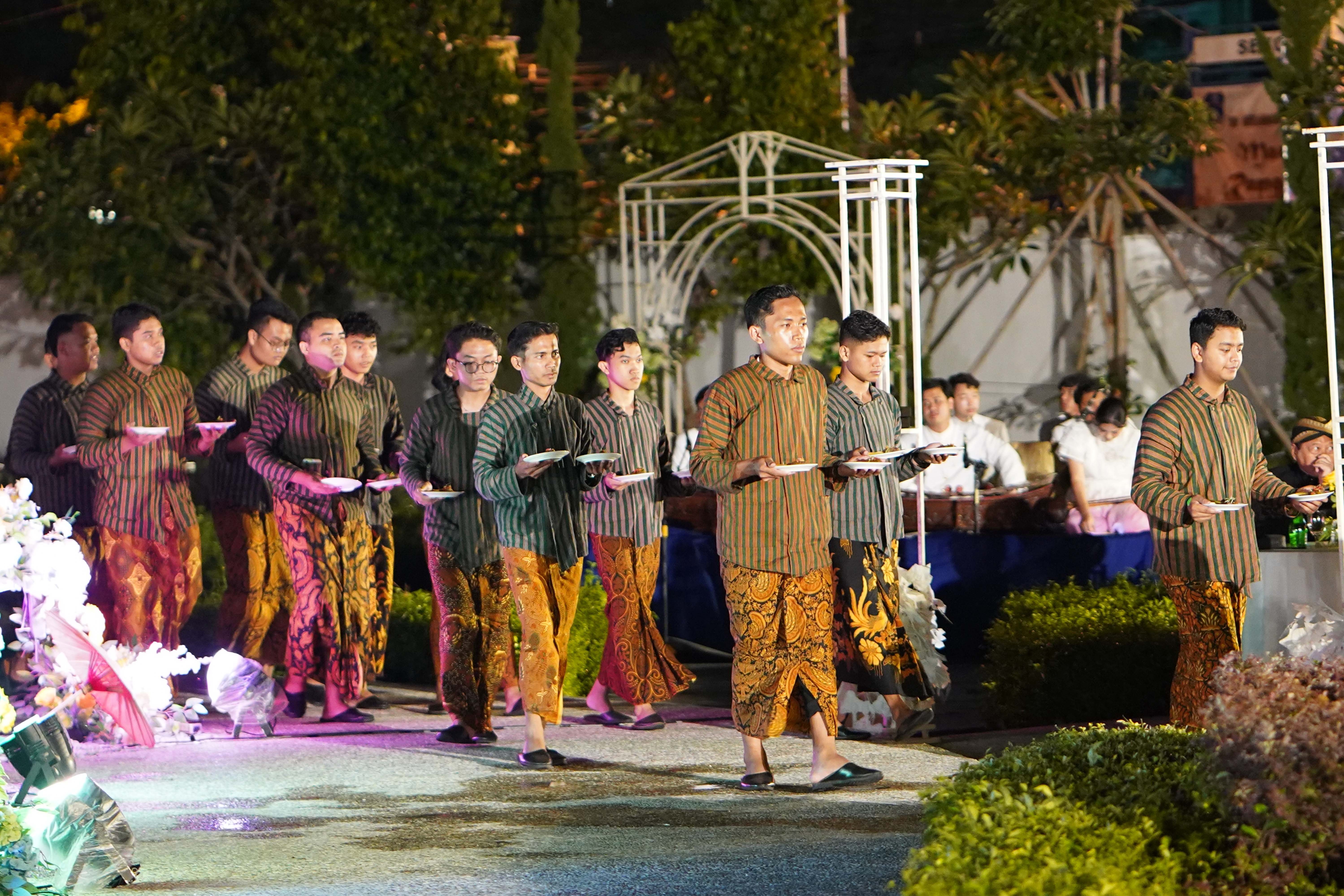 Pramusaji membawa makanan untuk disajikan kepada tamu undangan saat Royal Dinner di Pracima Tuin, Puro Mangkunegaran, Solo, Jawa Tengah, Sabtu (27/4/2024). Acara makan malam tersebut digelar dalam rangka Adeging Mangkunegaran ke-267.