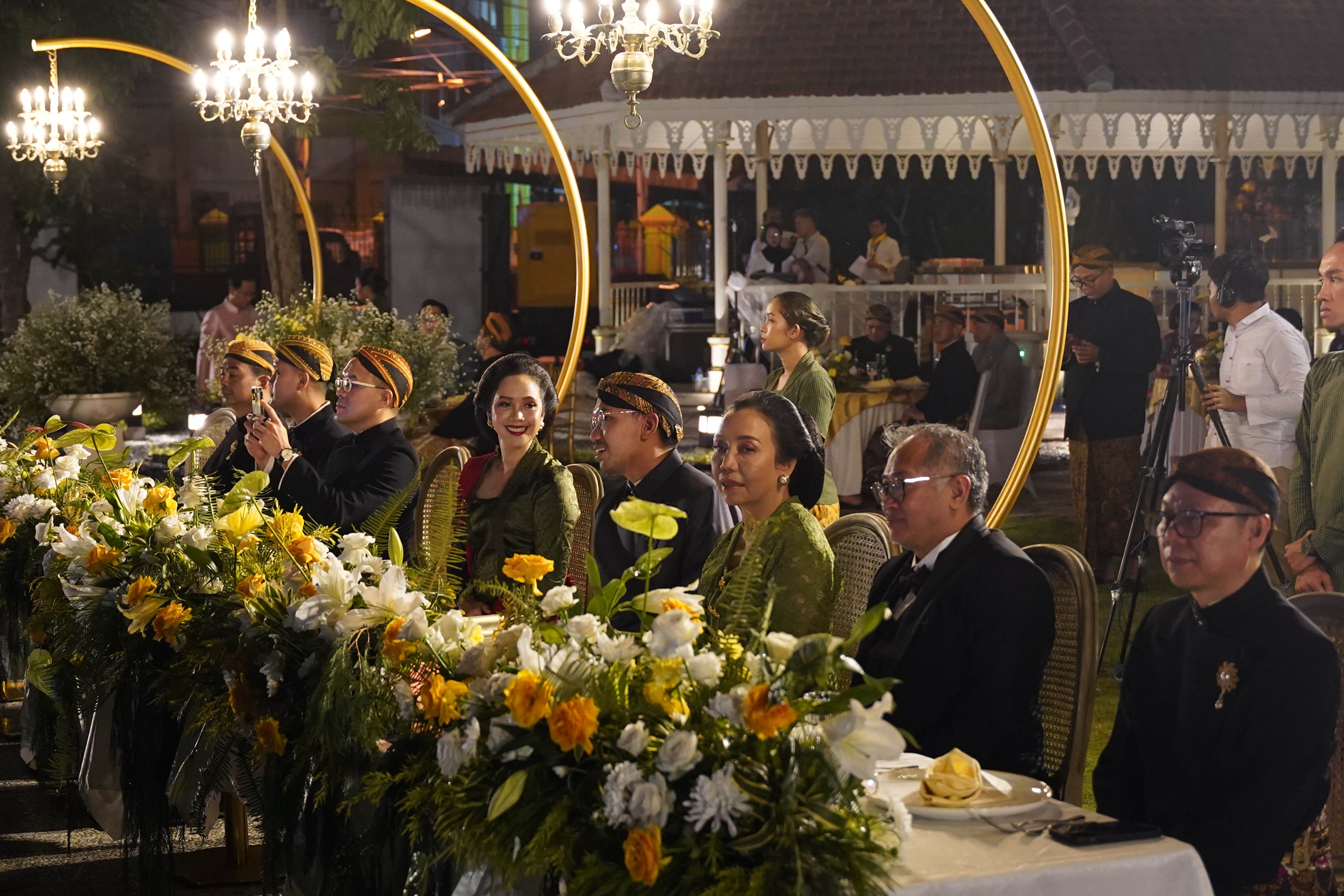 Suasana Royal Dinner di Pracima Tuin, Puro Mangkunegaran, Solo, Jawa Tengah, Sabtu (27/4/2024). Acara makan malam tersebut digelar dalam rangka Adeging Mangkunegaran ke-267.