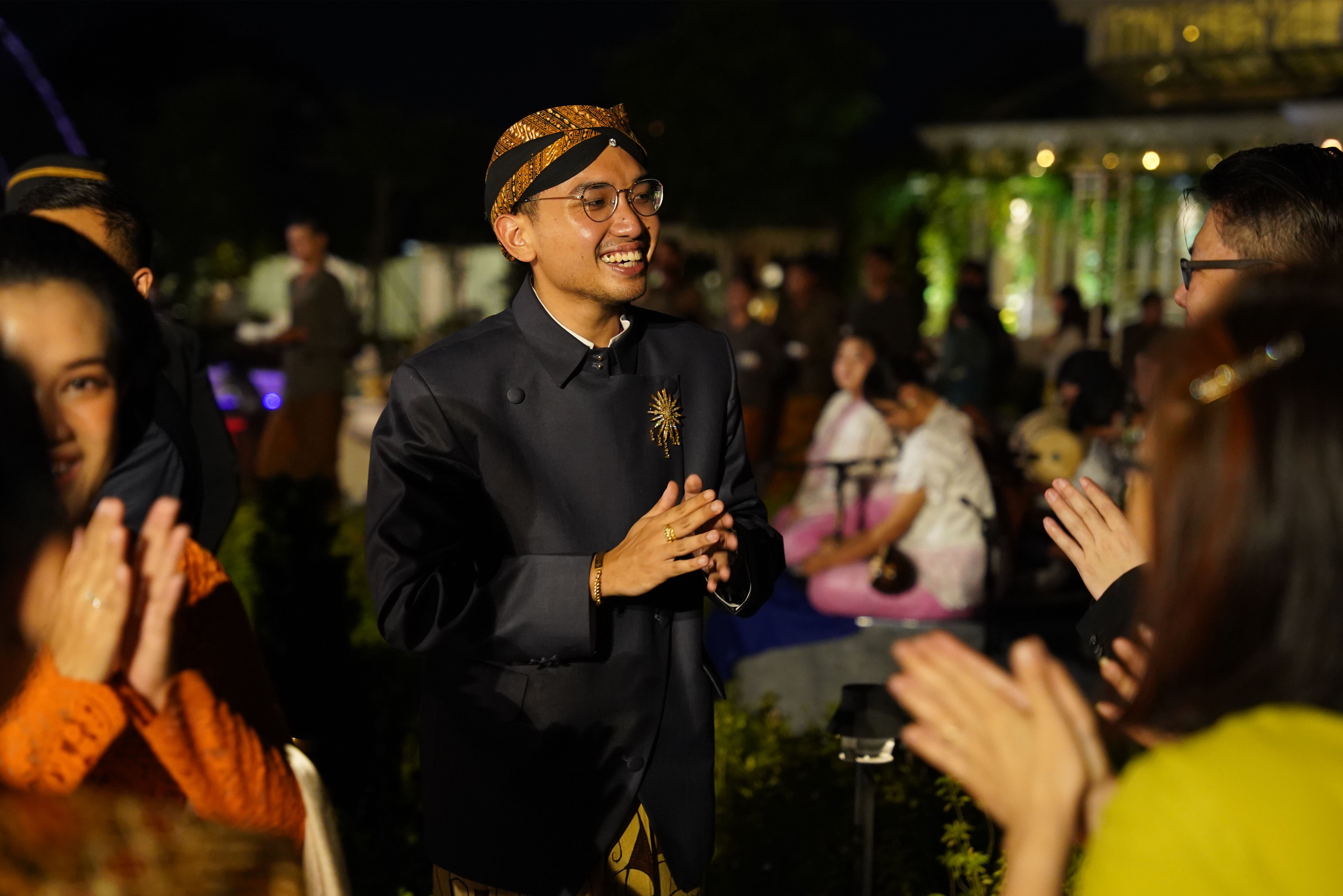 Kanjeng Gusti Pangeran Adipati Arya (KGPAA) Mangkunegara X menyapa tamu undangan seusai Royal Dinner di Pracima Tuin, Puro Mangkunegaran, Solo, Jawa Tengah, Sabtu (27/4/2024). Acara makan malam tersebut digelar dalam rangka Adeging Mangkunegaran ke-267.