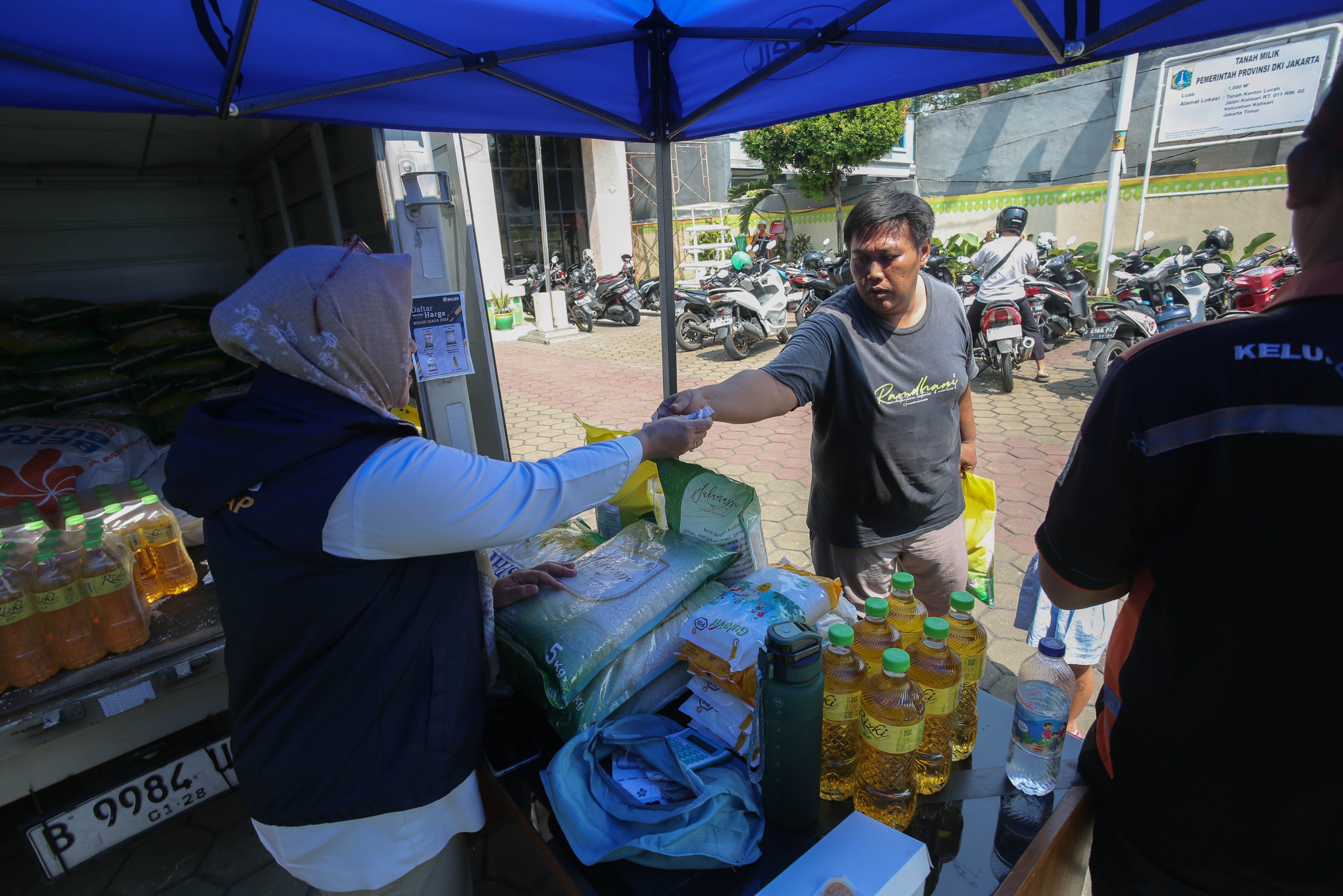 Seorang warga membeli beras saat diadakannya Gerakan Pangan Murah di Kantor Kelurahan Kalisari, Jakarta Timur, Selasa (7/5/2024). Untuk menstabilkan harga pangan khususnya bawang merah, Badan Pangan Nasional bersama dengan Kementerian Pertanian menggelar \