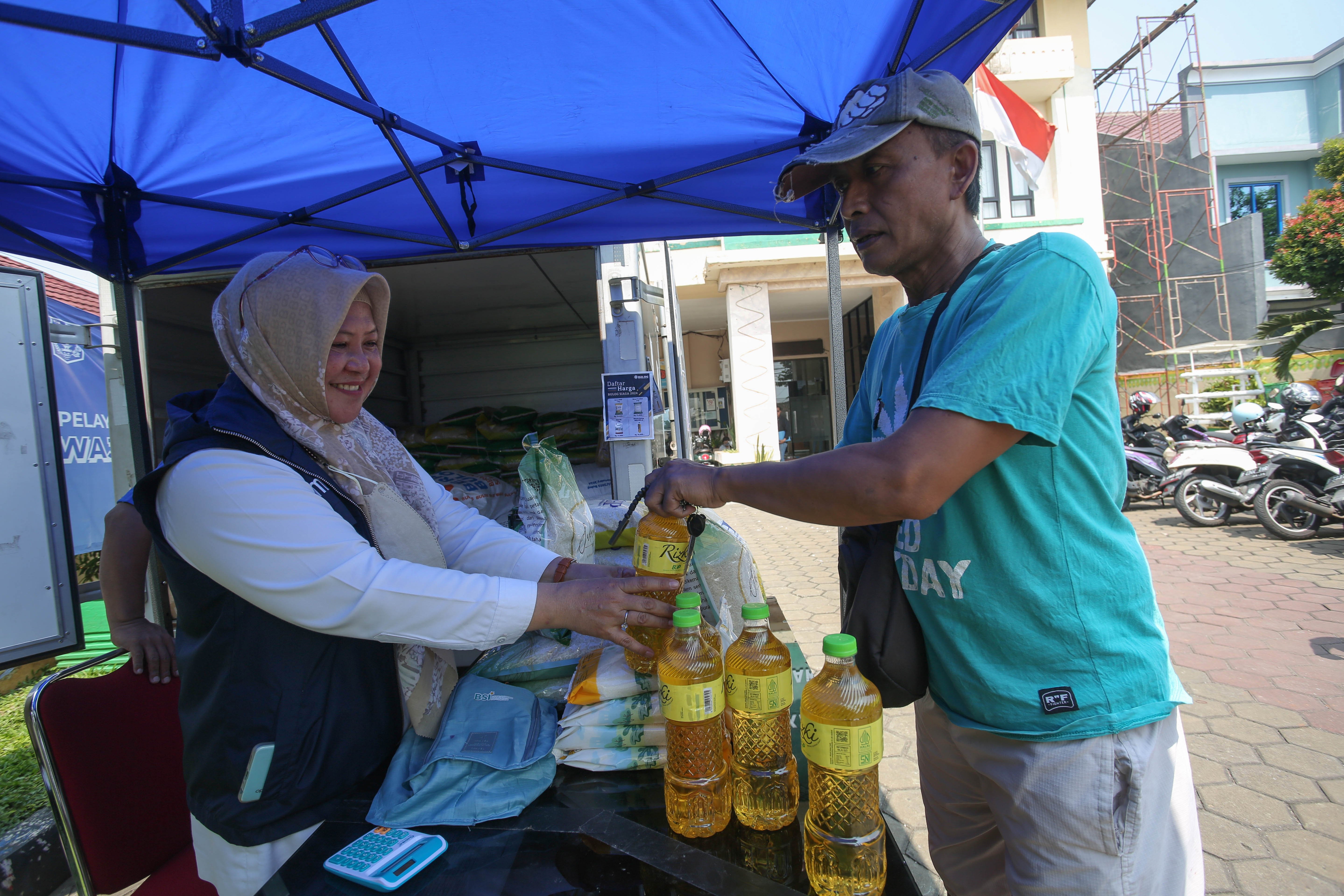 Seorang warga membeli minyak goreng saat diadakannya Gerakan Pangan Murah di Kantor Kelurahan Kalisari, Jakarta Timur, Selasa (7/5/2024). Untuk menstabilkan harga pangan khususnya bawang merah, Badan Pangan Nasional bersama dengan Kementerian Pertanian menggelar \