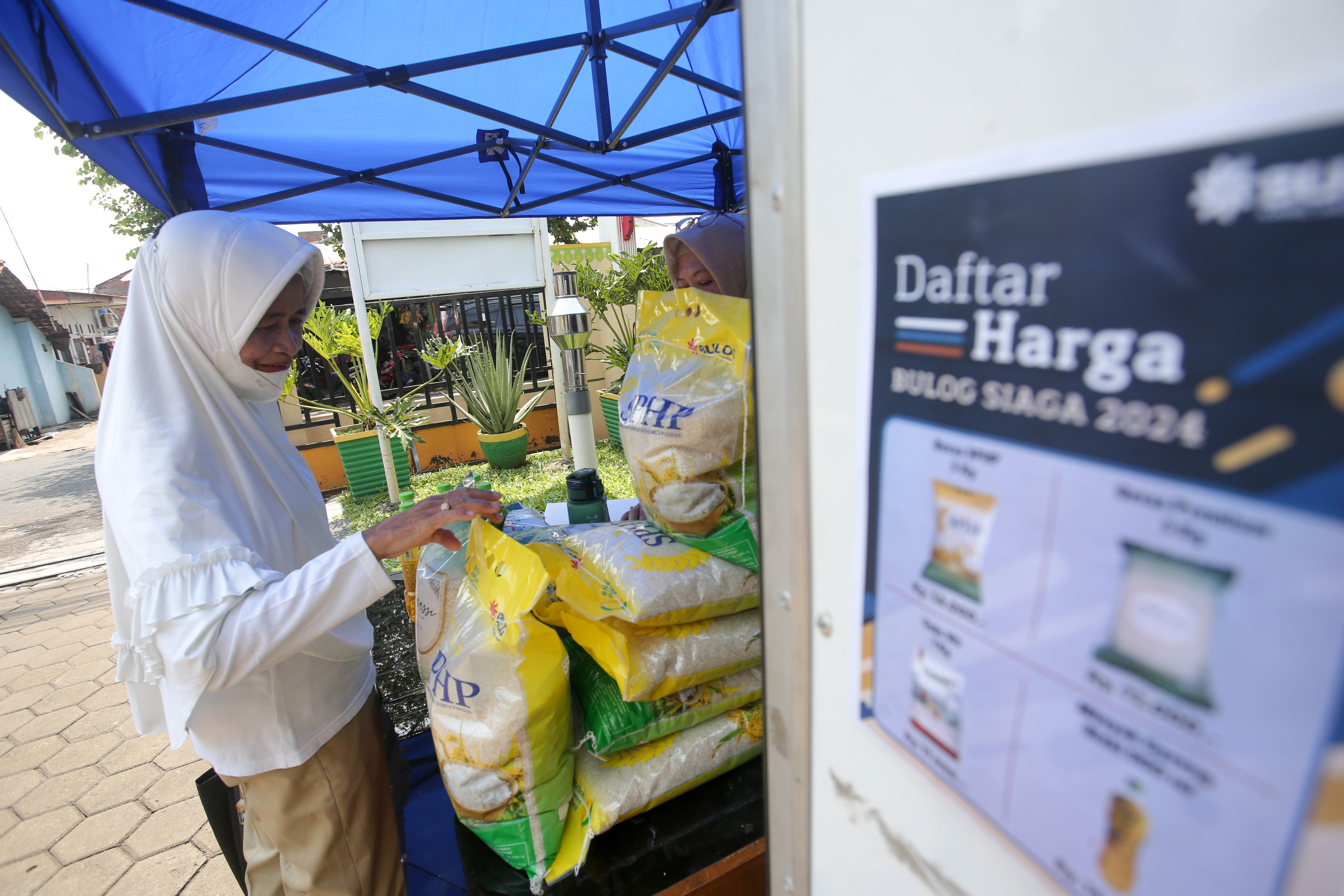 Seorang warga memilih beras yang akan dibeli saat diadakannya Gerakan Pangan Murah di Kantor Kelurahan Kalisari, Jakarta Timur, Selasa (7/5/2024). Untuk menstabilkan harga pangan khususnya bawang merah, Badan Pangan Nasional bersama dengan Kementerian Pertanian menggelar \