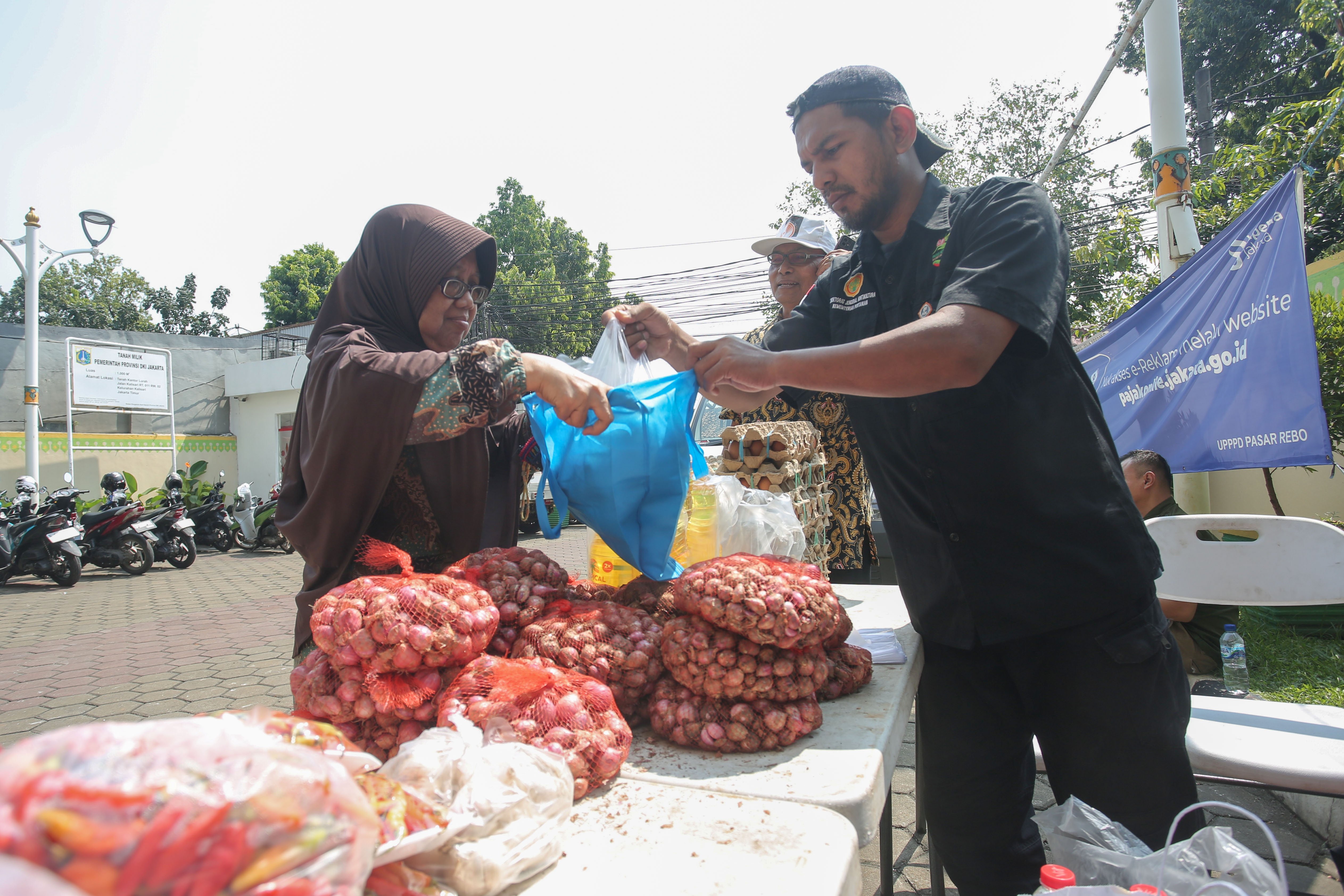 Seorang warga membeli bawang merah saat diadakannya Gerakan Pangan Murah di Kantor Kelurahan Kalisari, Jakarta Timur, Selasa (7/5/2024). Untuk menstabilkan harga pangan khususnya bawang merah, Badan Pangan Nasional bersama dengan Kementerian Pertanian menggelar \