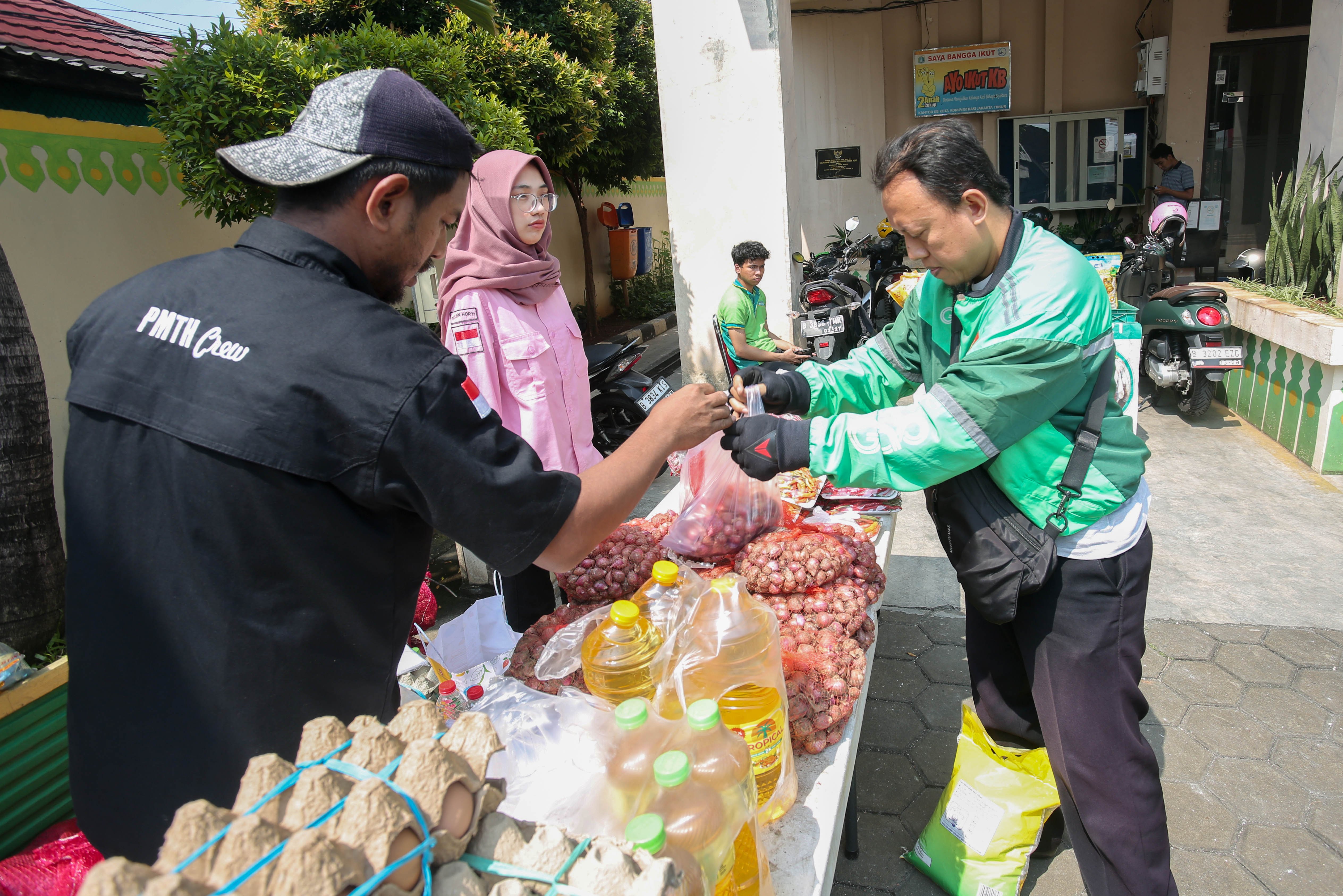 Seorang pengemudi ojek online membeli bawang merah saat diadakannya Gerakan Pangan Murah di Kantor Kelurahan Kalisari, Jakarta Timur, Selasa (7/5/2024). Untuk menstabilkan harga pangan khususnya bawang merah, Badan Pangan Nasional bersama dengan Kementerian Pertanian menggelar 