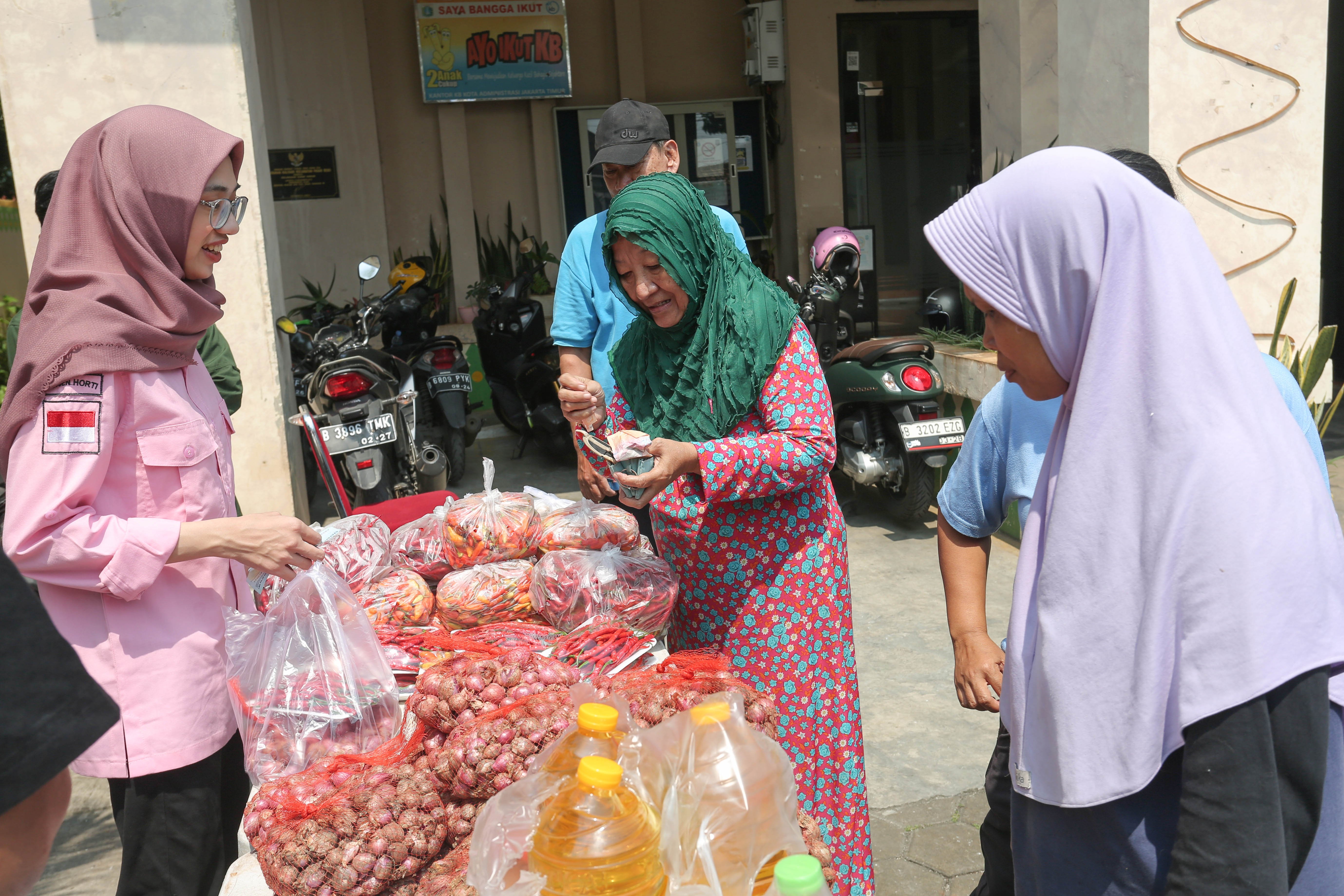 Sejumlah warga memilih pangan yang akan dibeli saat diadakannya Gerakan Pangan Murah di Kantor Kelurahan Kalisari, Jakarta Timur, Selasa (7/5/2024). Untuk menstabilkan harga pangan khususnya bawang merah, Badan Pangan Nasional bersama dengan Kementerian Pertanian menggelar \