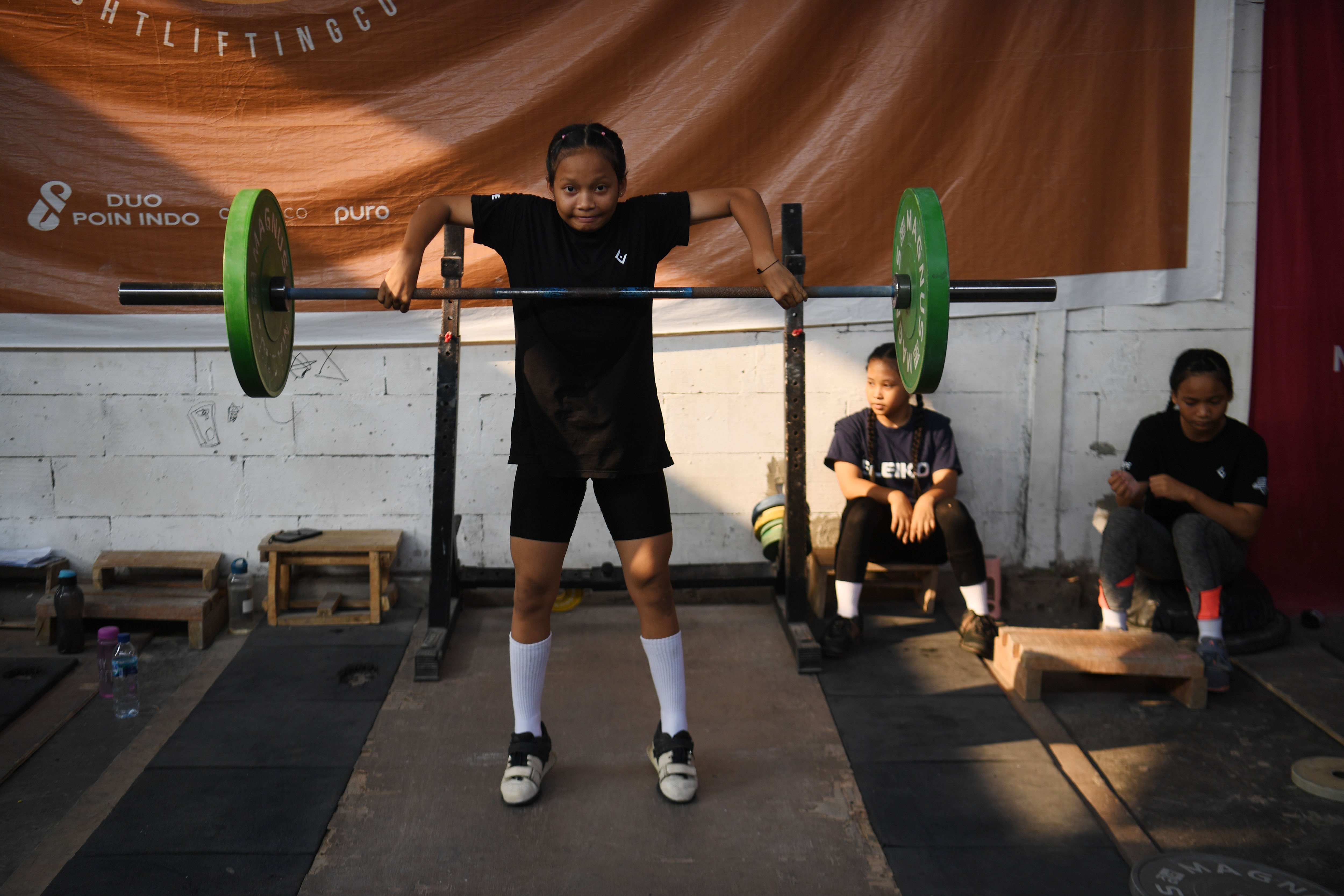 Sejumlah lifter muda berlatih di 6221 Weightlifting Academy, Parungpanjang, Bogor, Jawa Barat.