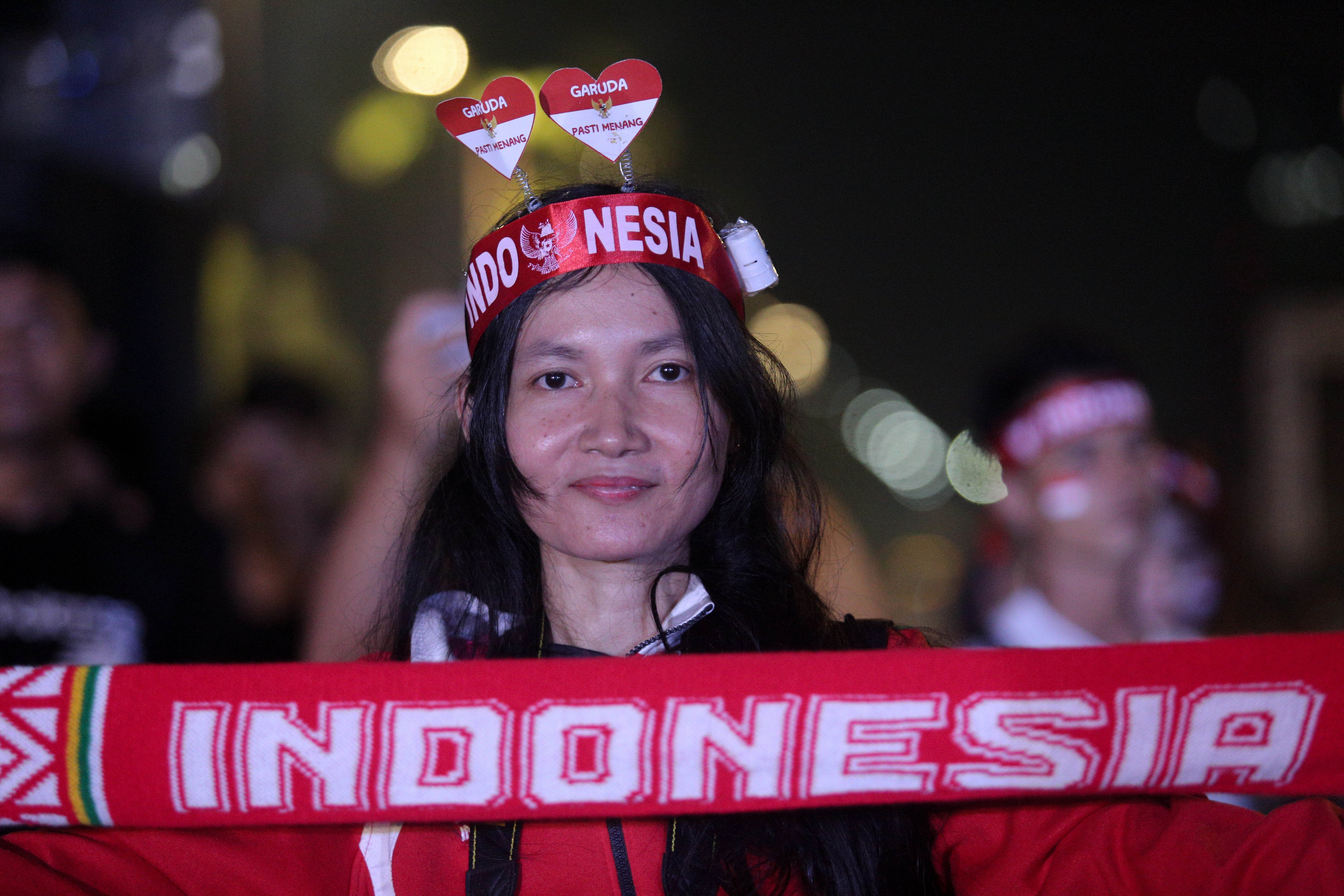 Seorang warga menyaksikan laga playoff Olimpiade 2024 antara Timnas Indonesia U-23 melawan Guinea U-23 di kawasan Stadion Utama Gelora Bung Karno, Jakarta, Kamis (9/5/2024). Pada laga yang digelar di Stadion Clairefontaine, Paris, Prancis tersebut, Timnas Indonesia U-23 kalah dari Guinea U-23 dengan skor akhir 0-1 dan gagal lolos ke Olimpiade 2024.