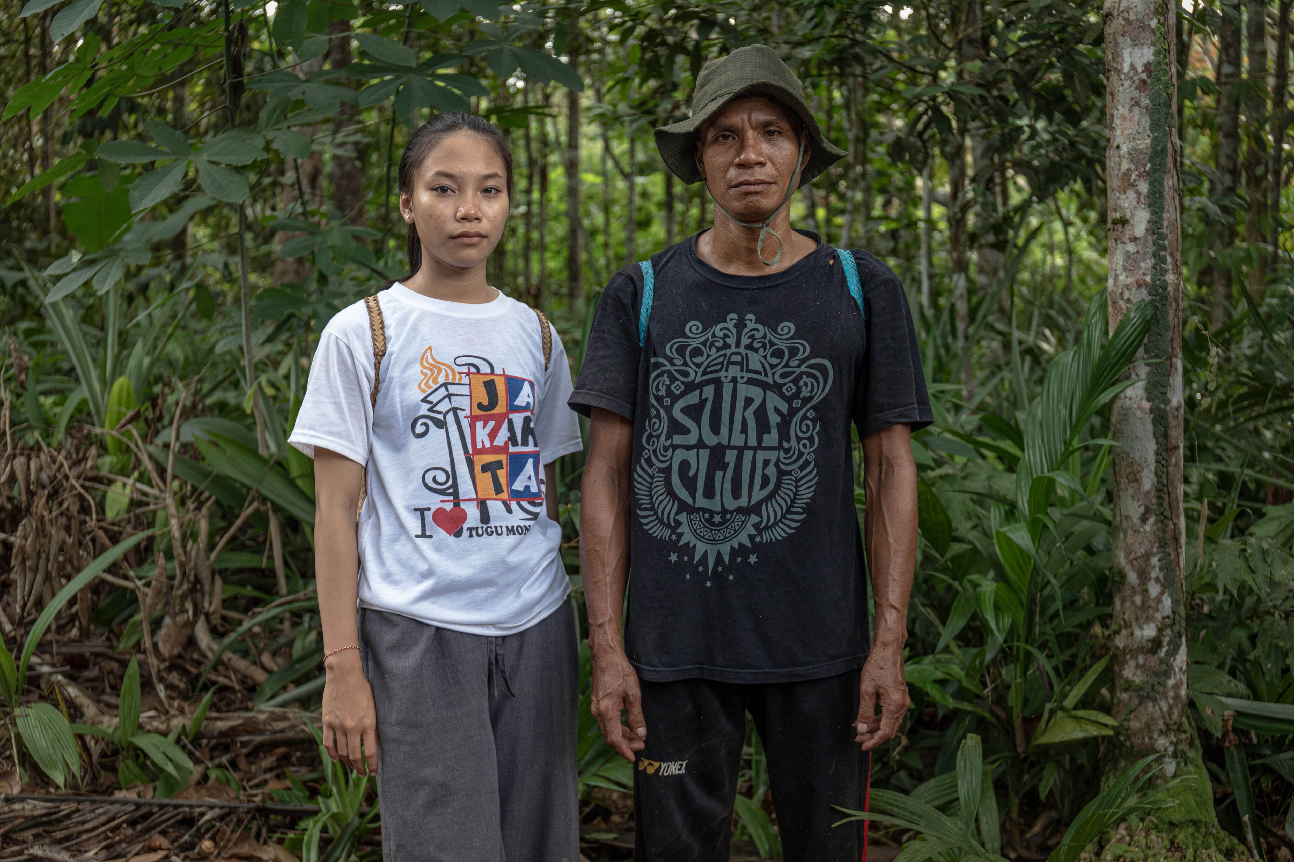 Kepala Desa Kambiyain Anang Suriani (kanan) berpose bersama putrinya Mawar Citra Lastary sebelum berangkat ke kebun di Desa Kambiyain.