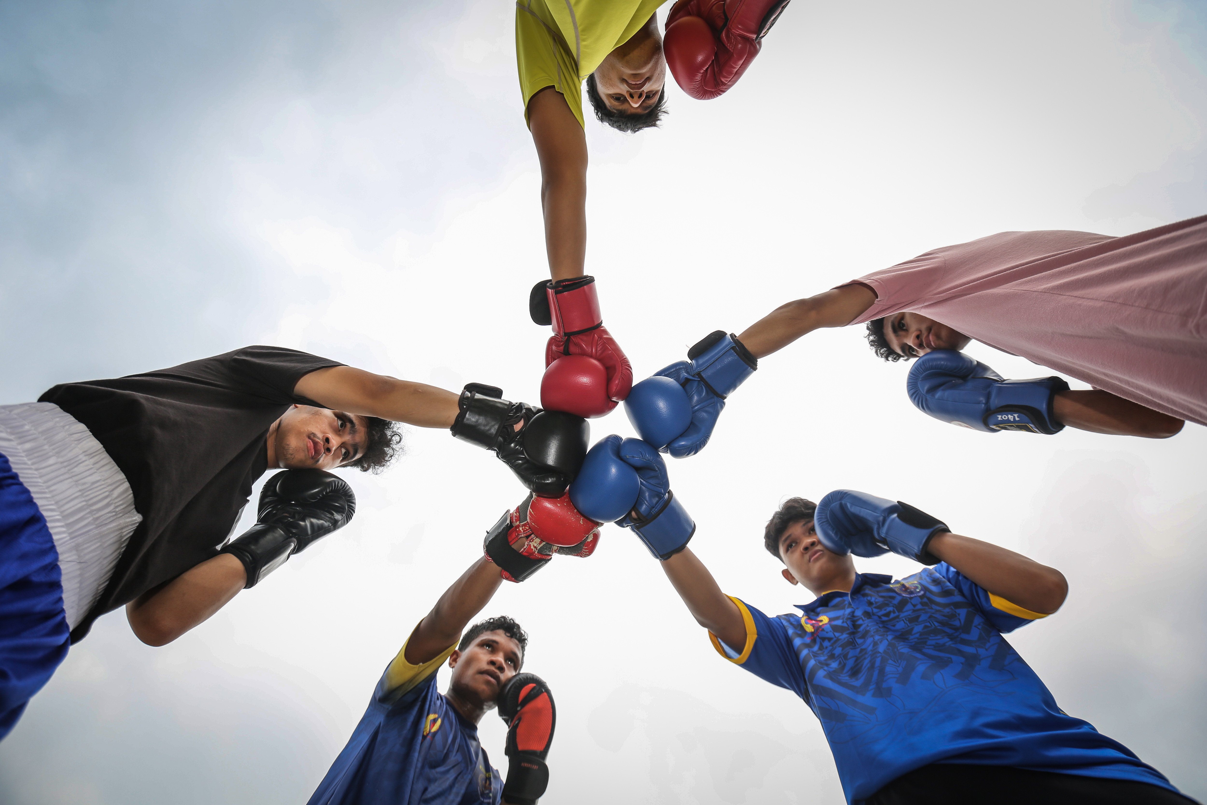 Lima petinju berlatih bersama di SAS Boxing Depok, Jawa Barat.