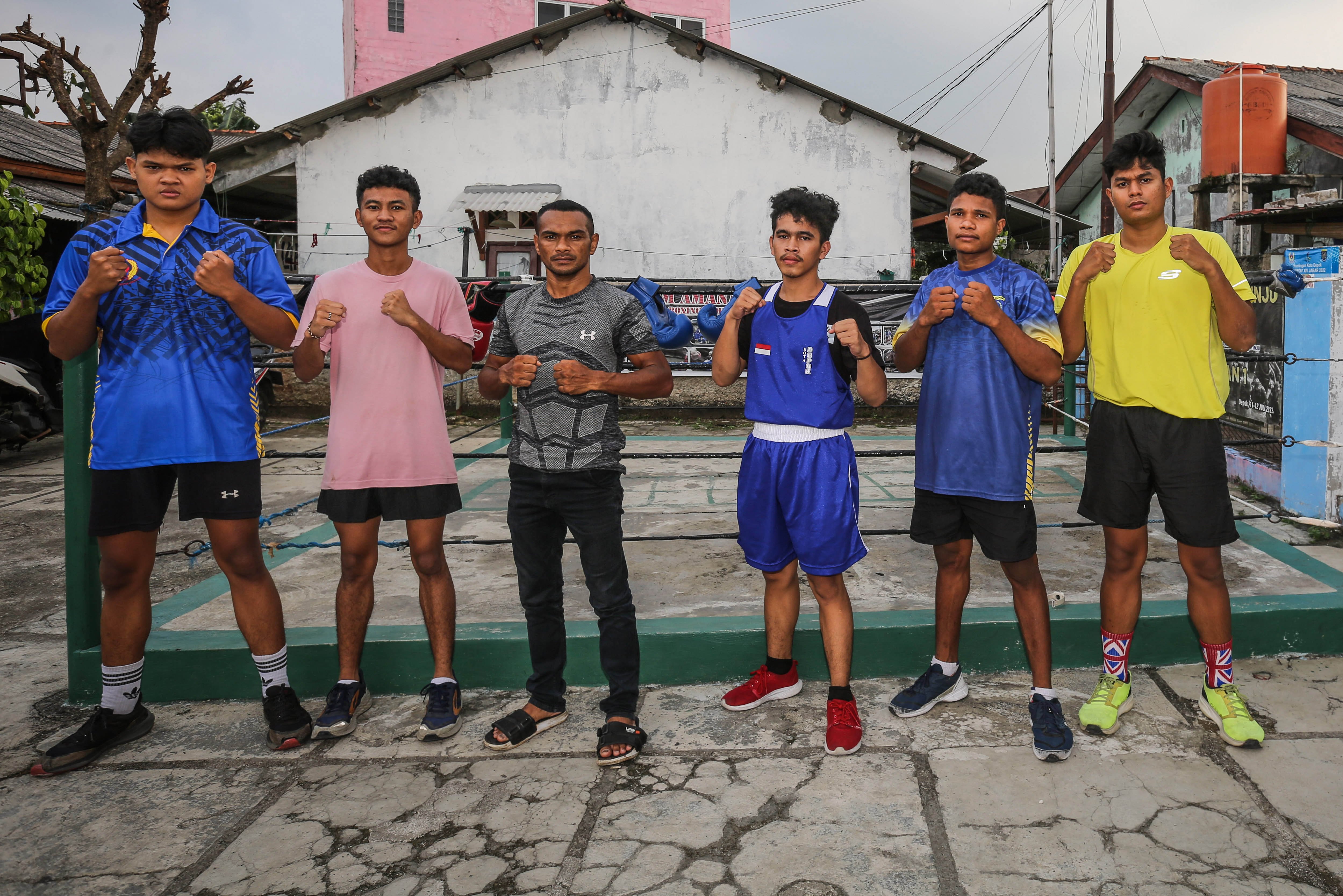 Pelatih SAS Boxing Depok Silem Serang (ketiga kiri) berfoto bersama para petinju didikannya di SAS Boxing Depok, Jawa Barat.