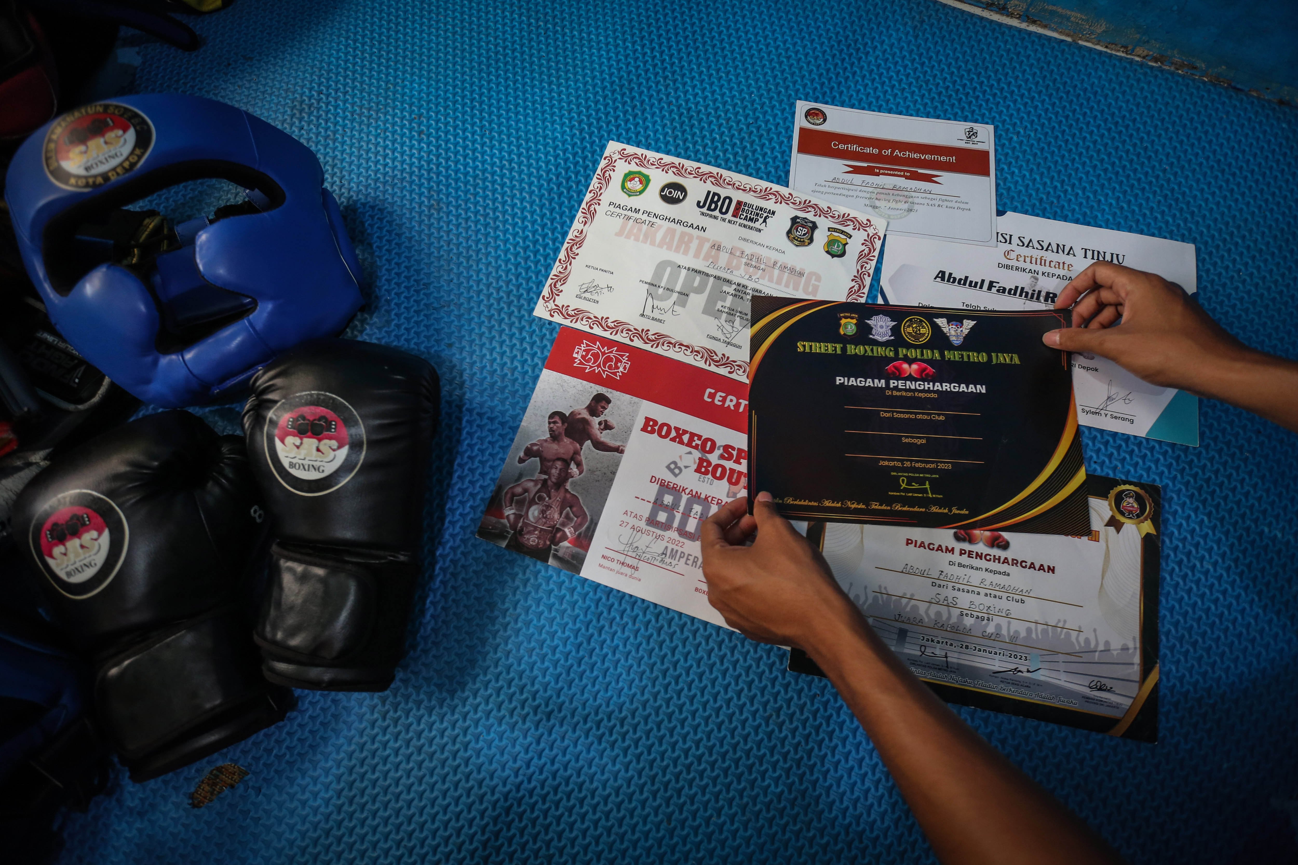 Sejumlah piagam penghargaan kejuaraan tinju yang diraih para petinju SAS Boxing Depok, Jawa Barat.
