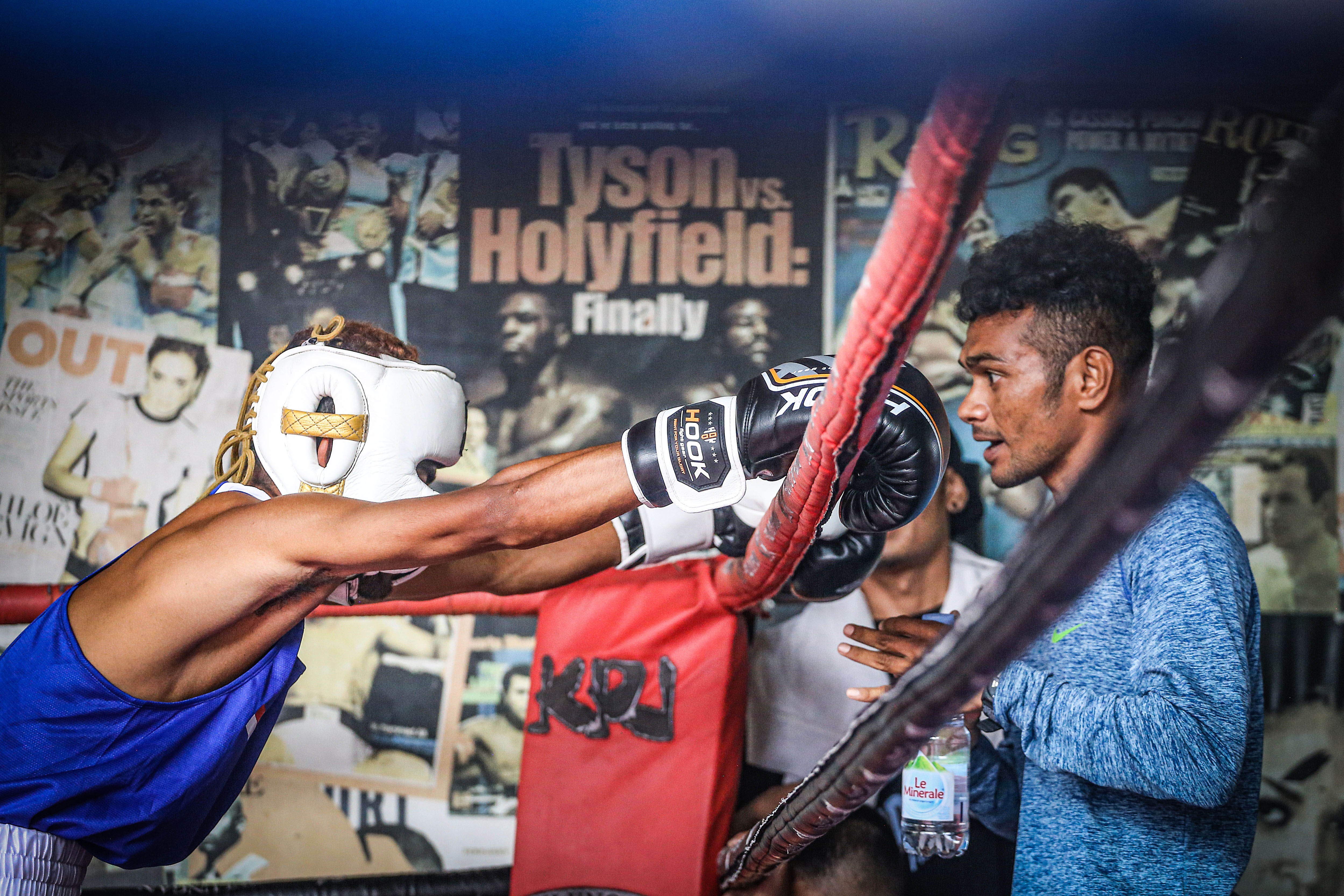 Pelatih SAS Boxing Depok Silem Serang (kanan) memberikan intruksi kepada atletnya saat pertandingan tinju di GOR Bulungan, Jakarta.
