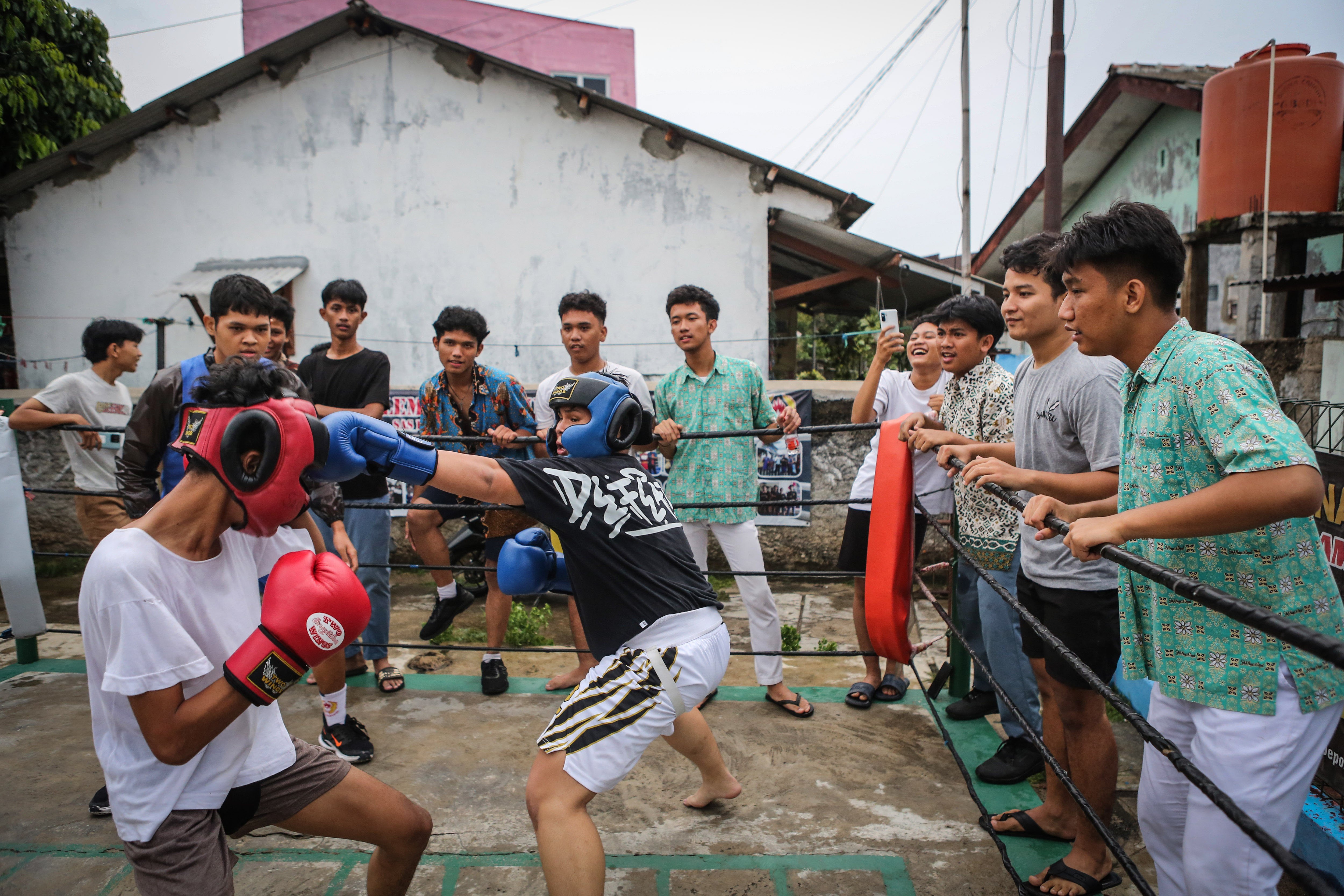 Pelajar Sekolah Menengah Atas (SMA) mencoba bertanding tinju di SAS Boxing Depok, Jawa Barat.