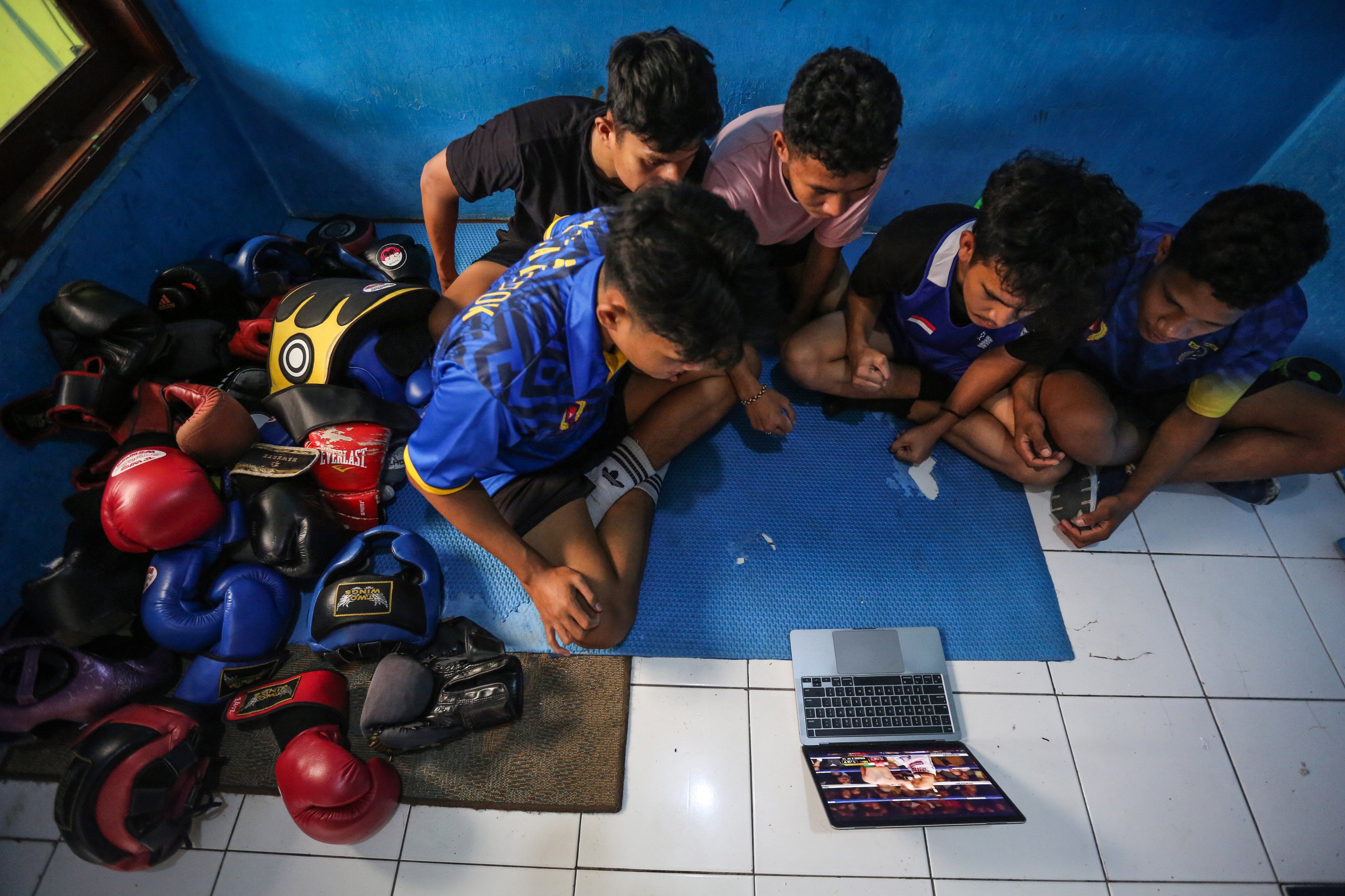 Sejumlah petinju belajar bersama melalui medium video pertandingan tinju di SAS Boxing Depok, Jawa Barat.