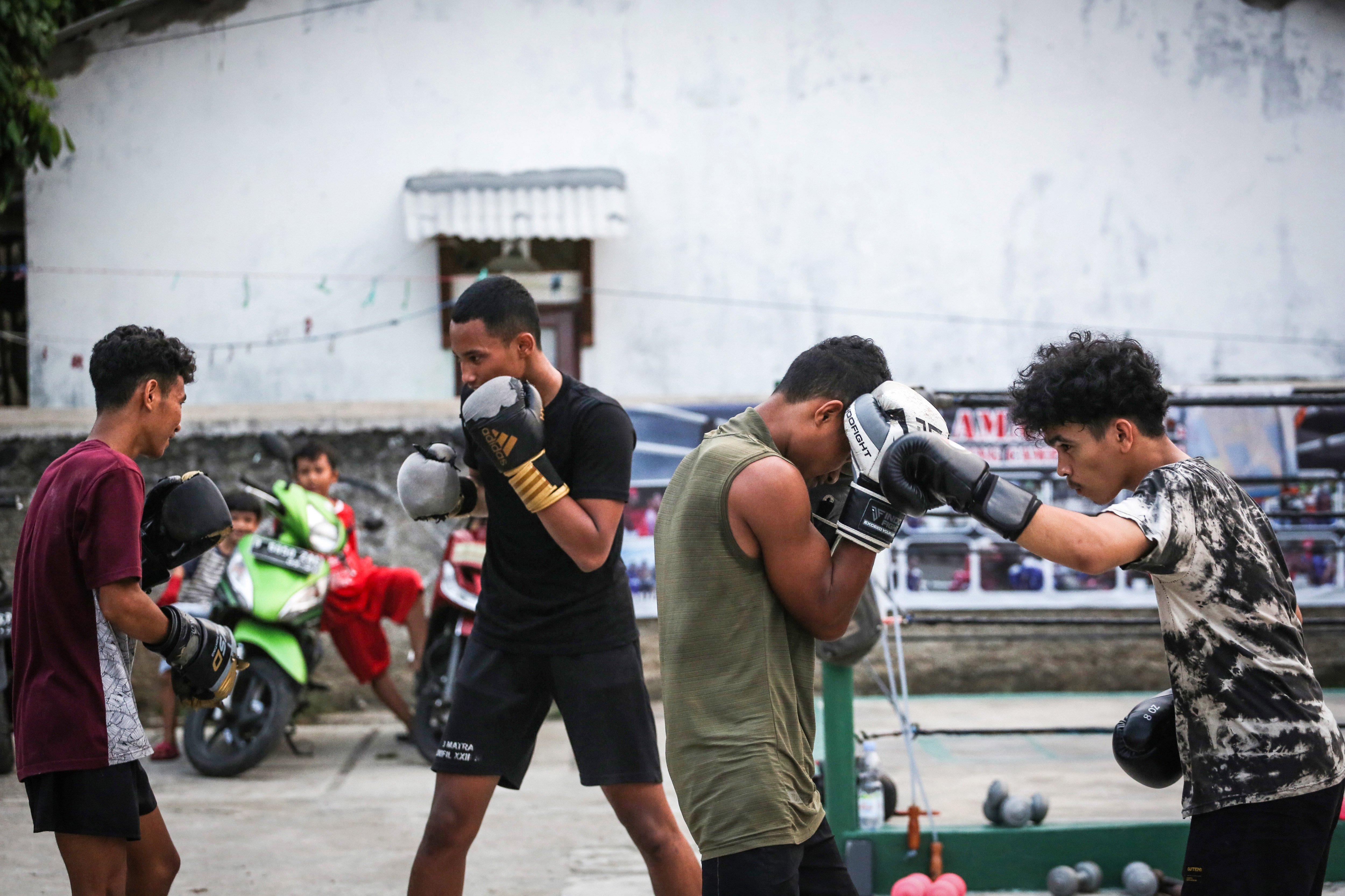 Petinju berlatih di SAS Boxing Depok, Jawa Barat.