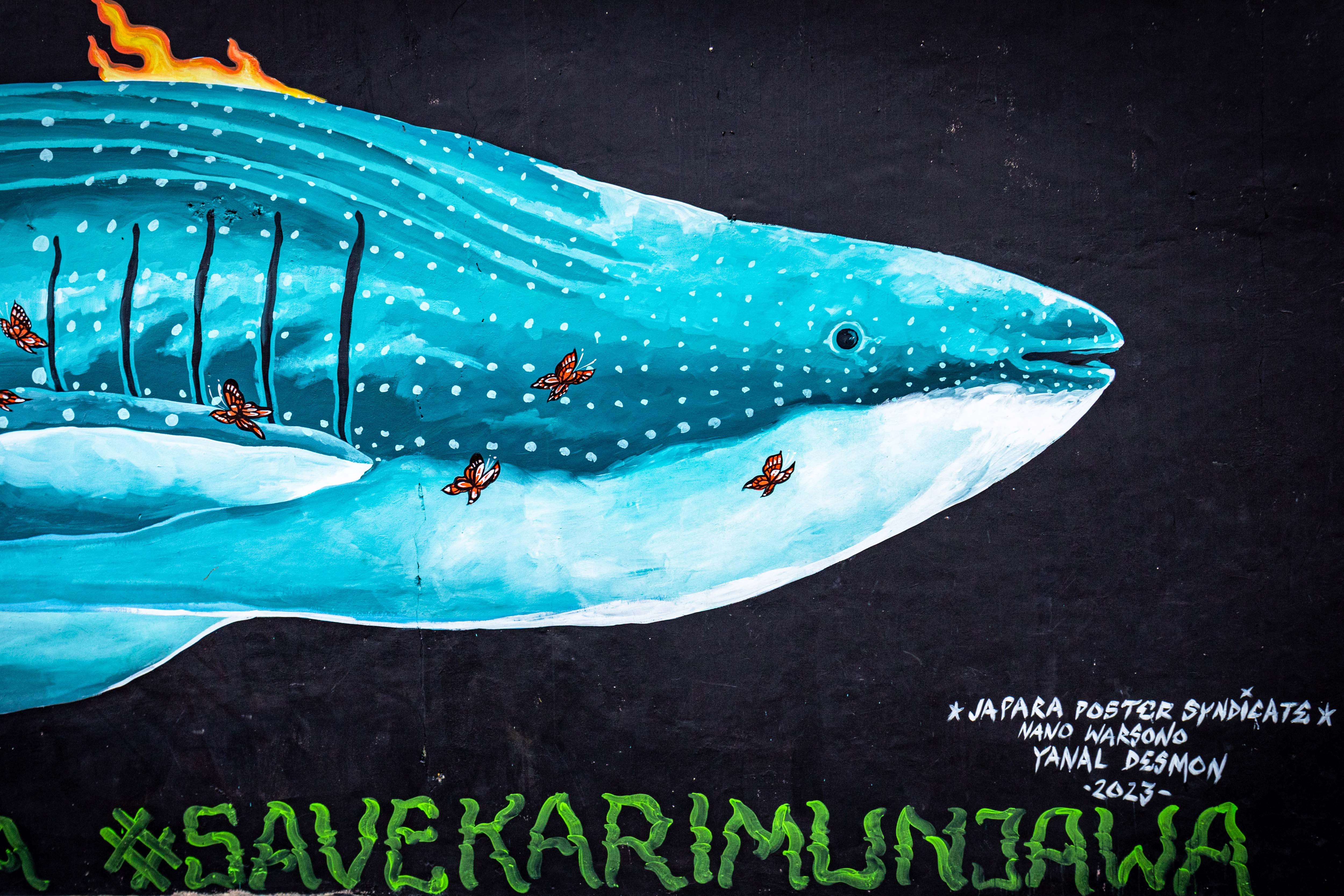 Mural ikan paus dan tulisan #SAVEKARIMUNJAWA karya dari seniman Jepara di sudut kota Kabupaten Jepara Jawa Tengah, Selasa (23/4/2024).