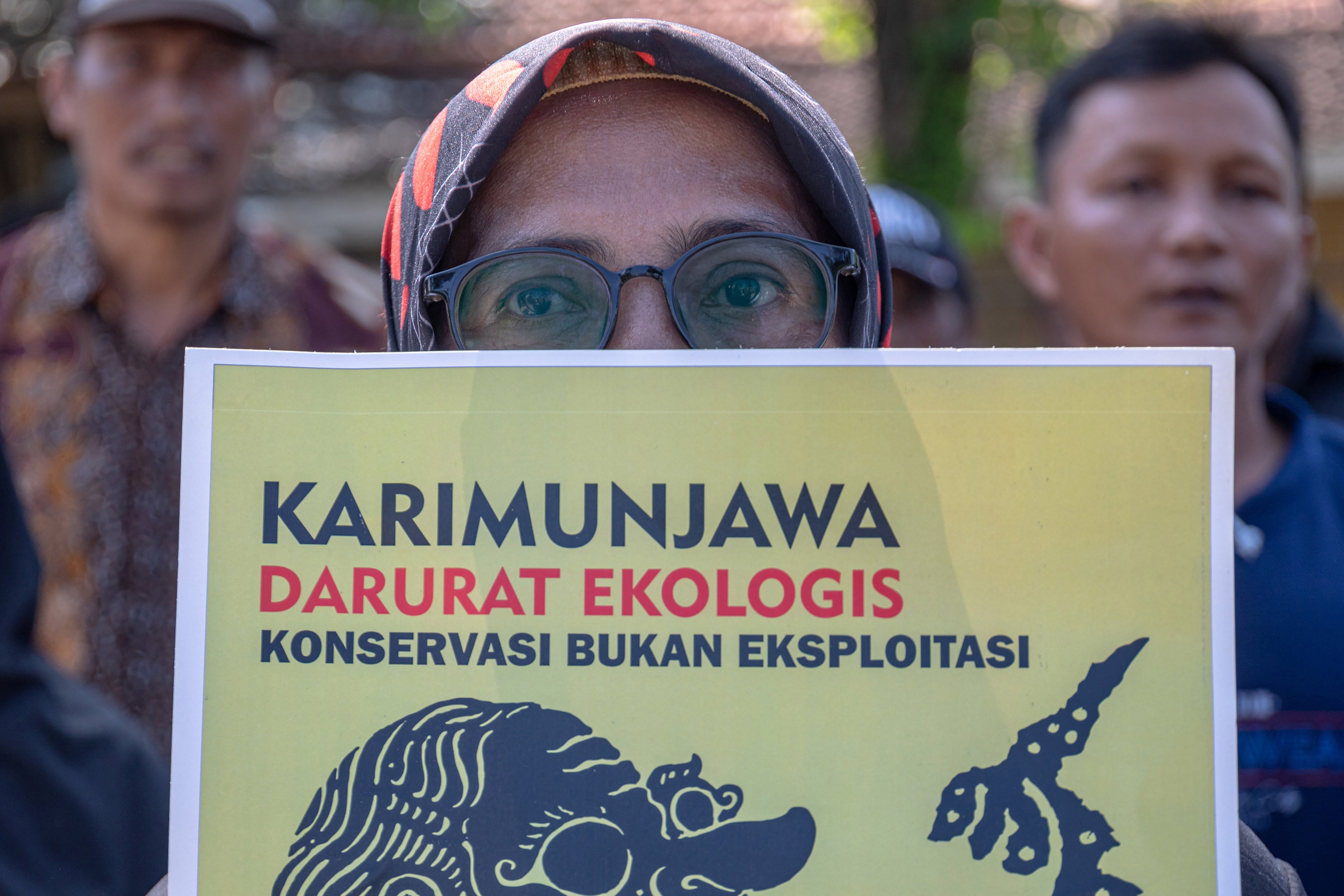 Warga yang tergabung dalam Koalisi Nasional melakukan aksi solidaritas untuk aktivis lingkungan Karimunjawa Daniel Frits Maurits Tangkilisan saat sidang vonis kasus UU ITE di Pengadilan Negeri Jepara, Jawa Tengah, Kamis (4/4/2024). 
