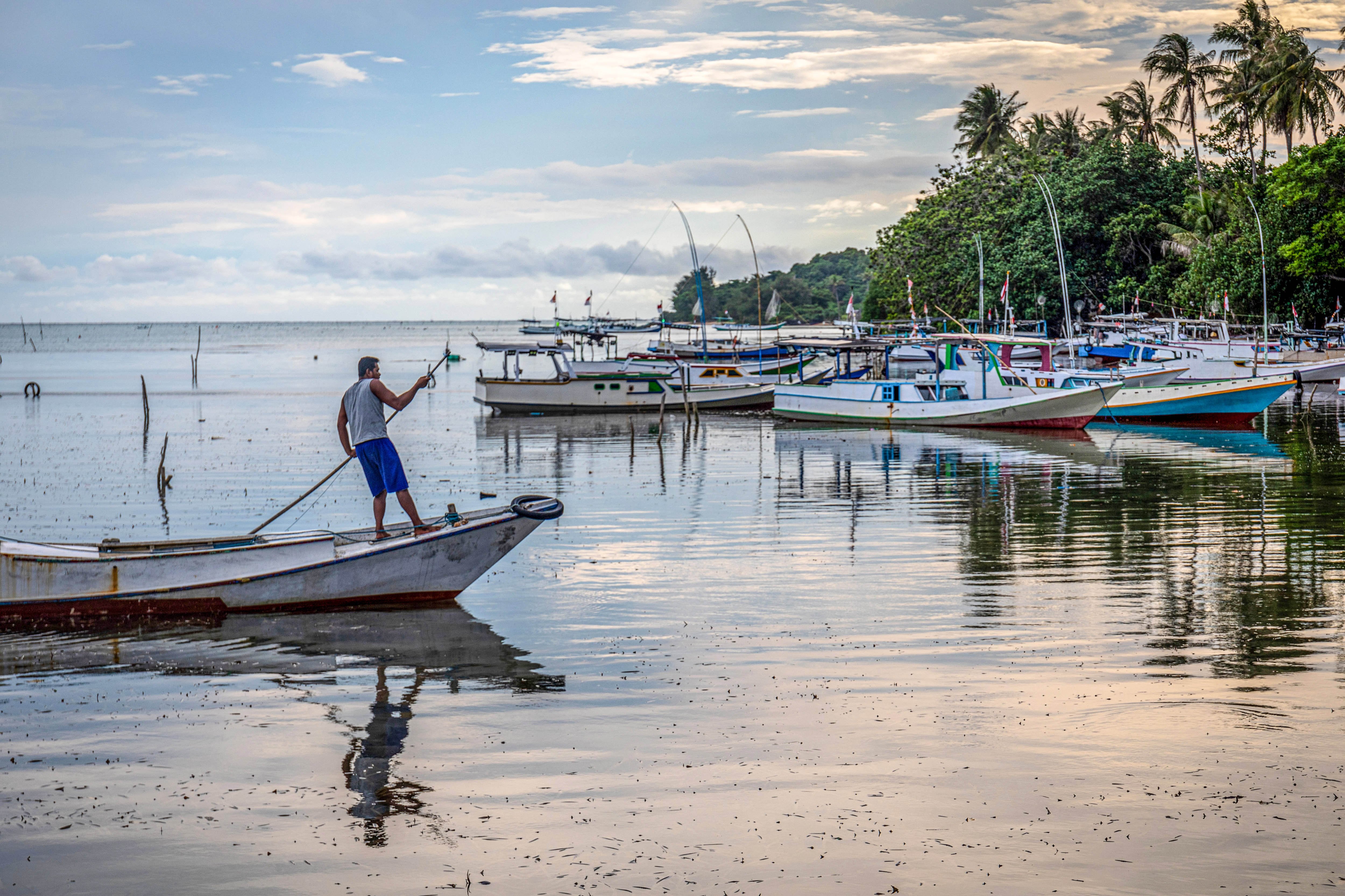 Nelayan merapatkan perahu motornya seusai melaut di pantai Desa Kemujan, Kecamatan Karimunjawa, Kabupaten Jepara, Jawa Tengah, Kamis (18/4/2024). 