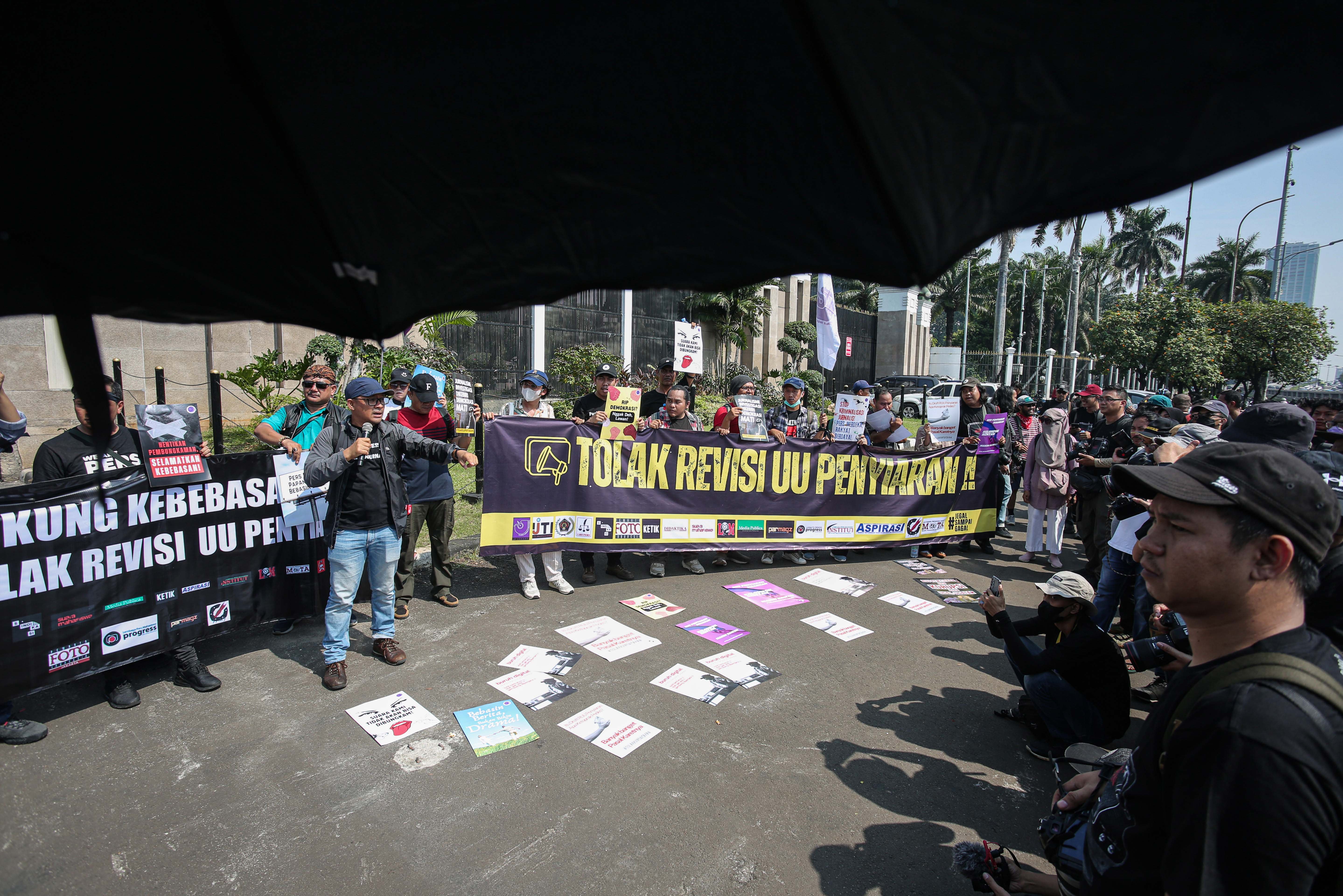 Sejumlah wartawan melakukan aksi unjuk rasa menolak Revisi Undang-Undang (RUU) Penyiaran di depan Gedung DPR/MPR RI, Jakarta, Senin (27/5/2024). Pada aksi tersebut sejumlah organisasi pers, pers mahasiswa dan organisasi pro demokrasi menyatakan penolakannya terhadap RUU Penyiaran Nomor 32 Tahun 2002 yang dinilai dapat membatasi kerja jurnalistik di Indonesia.