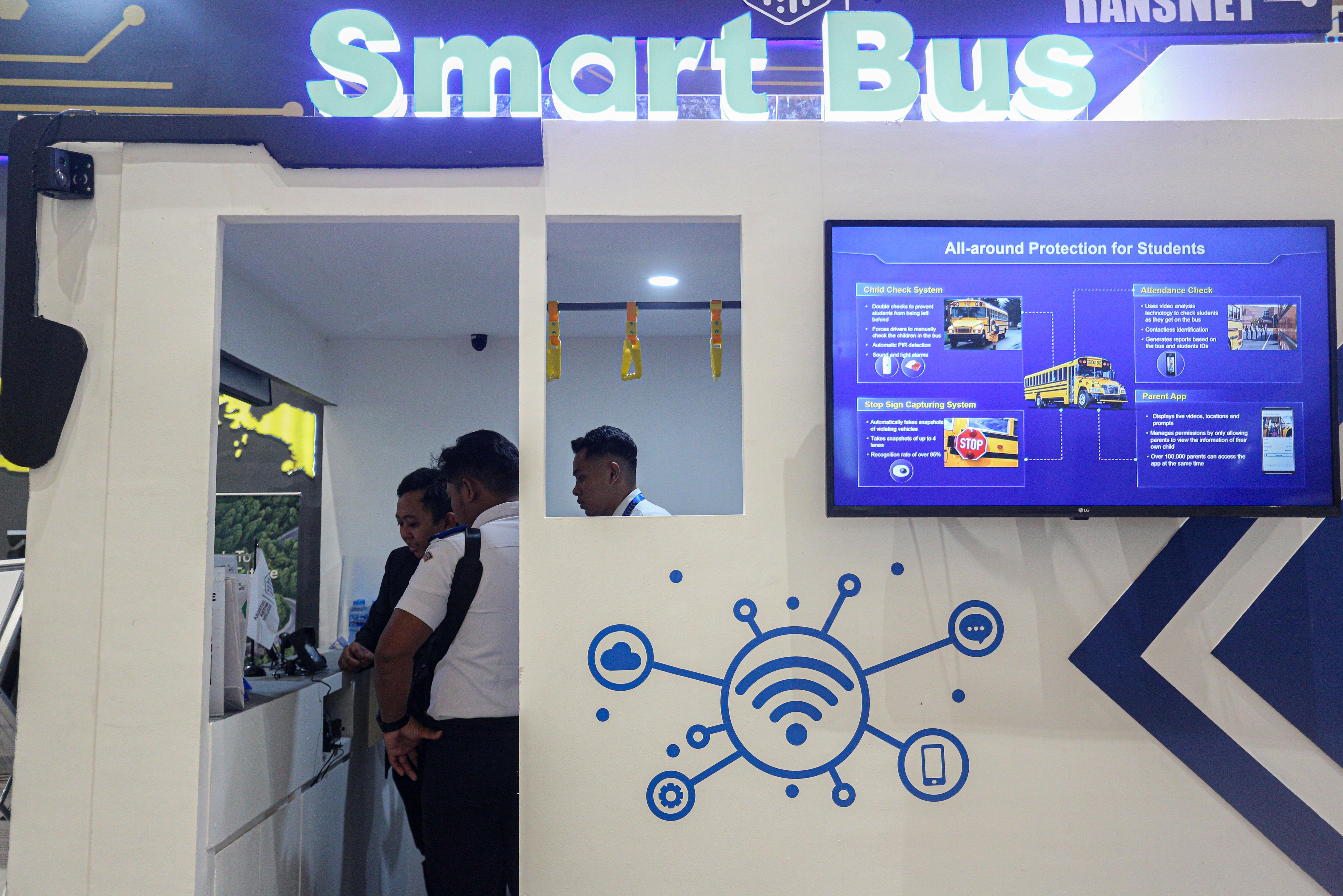 Pengunjung mencoba prototipe bus pintar pada pameran Intelligent Transport System (ITS) Asia Pacific Forum 2024 di Jakarta Convention Center (JCC), Jakarta, Rabu (29/5/2024). Dengan mengusung tema \