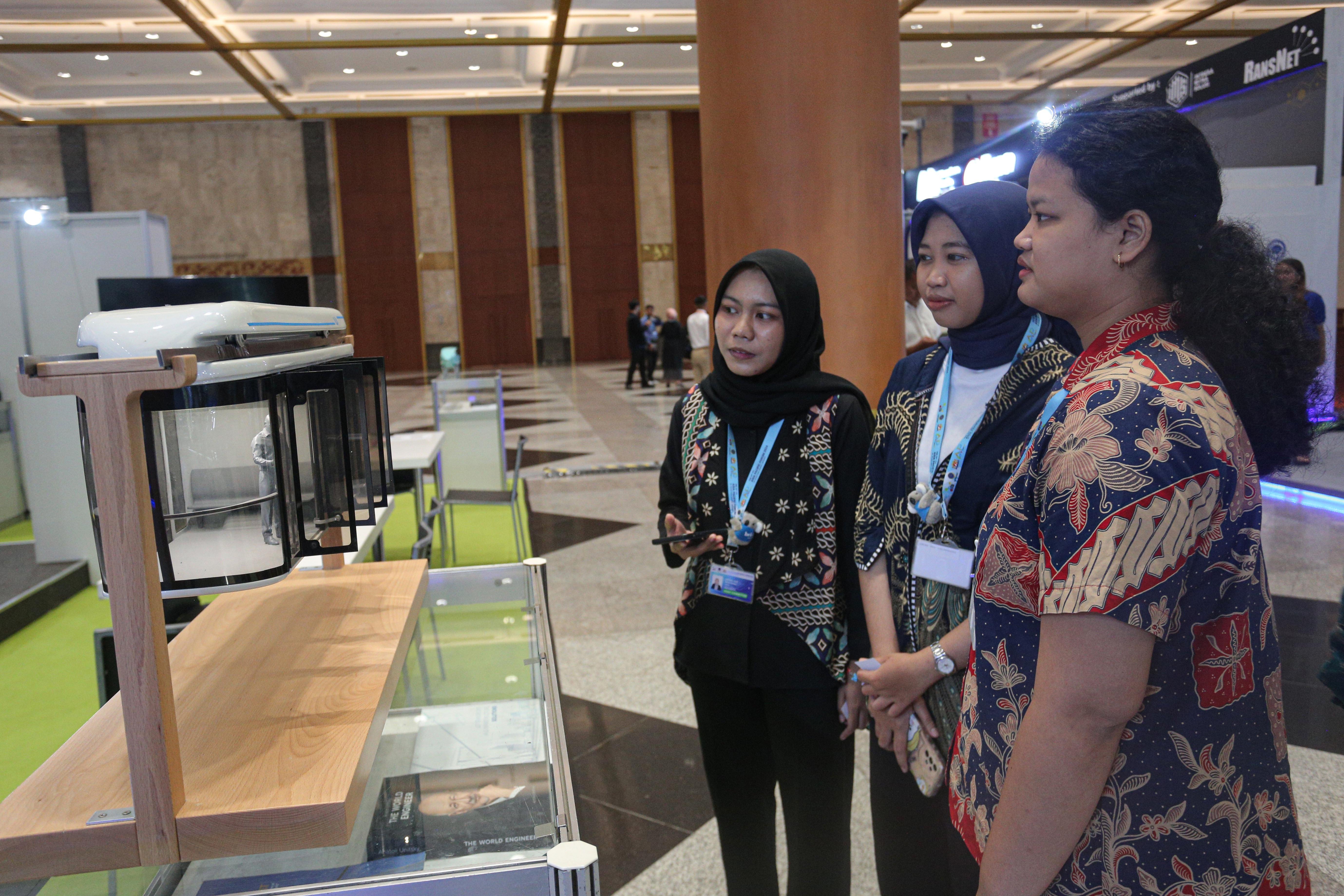 Pengunjung melihat miniatur kereta gantung pada pameran Intelligent Transport System (ITS) Asia Pacific Forum 2024 di Jakarta Convention Center (JCC), Jakarta, Rabu (29/5/2024). Dengan mengusung tema \
