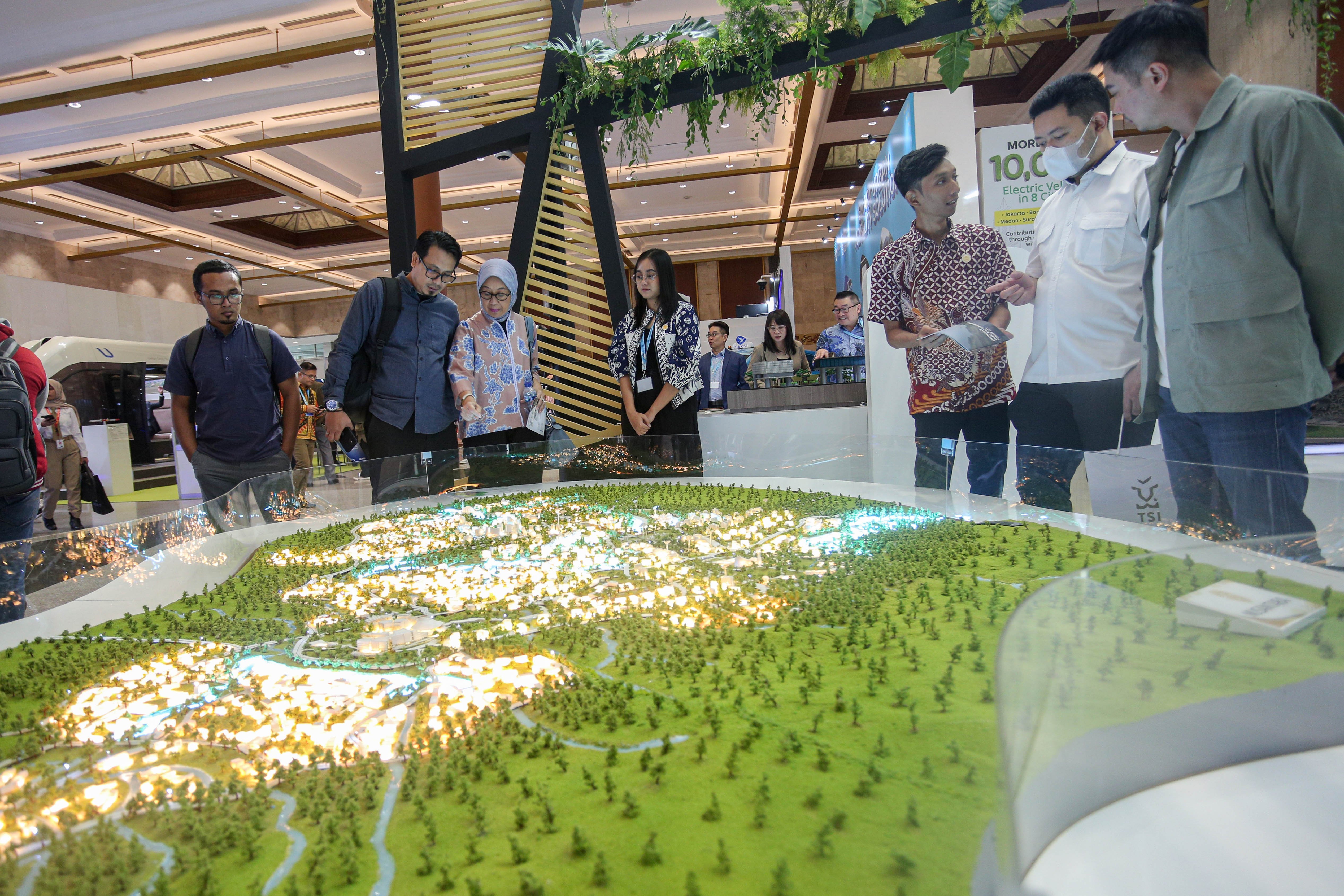 Pengunjung melihat desain maket Ibu Kota Nusantara (IKN) pada pameran Intelligent Transport System (ITS) Asia Pacific Forum 2024 di Jakarta Convention Center (JCC), Jakarta, Rabu (29/5/2024). Dengan mengusung tema \