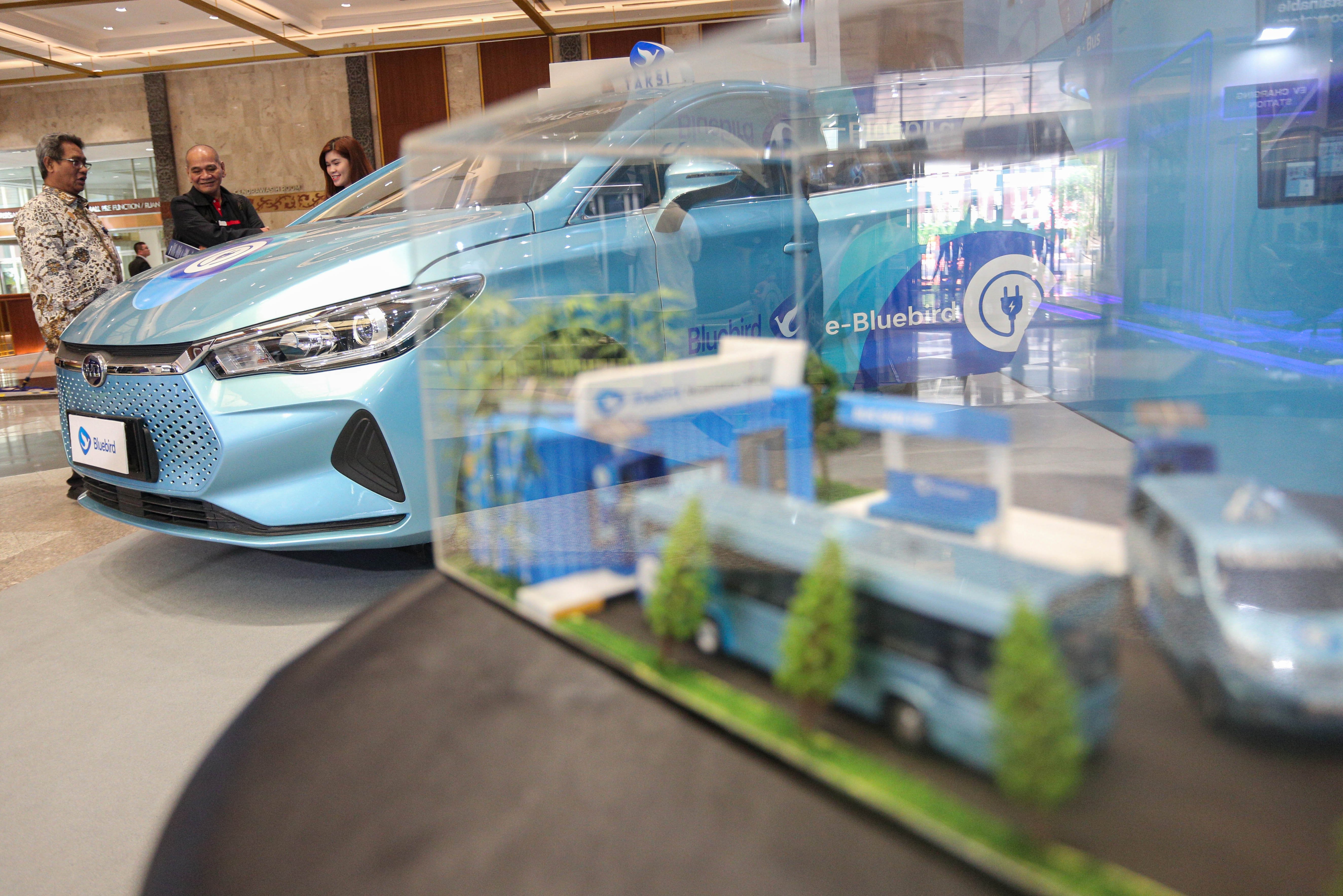 Pengunjung melihat mobil listrik Bluebird pada pameran Intelligent Transport System (ITS) Asia Pacific Forum 2024 di Jakarta Convention Center (JCC), Jakarta, Rabu (29/5/2024). Dengan mengusung tema \