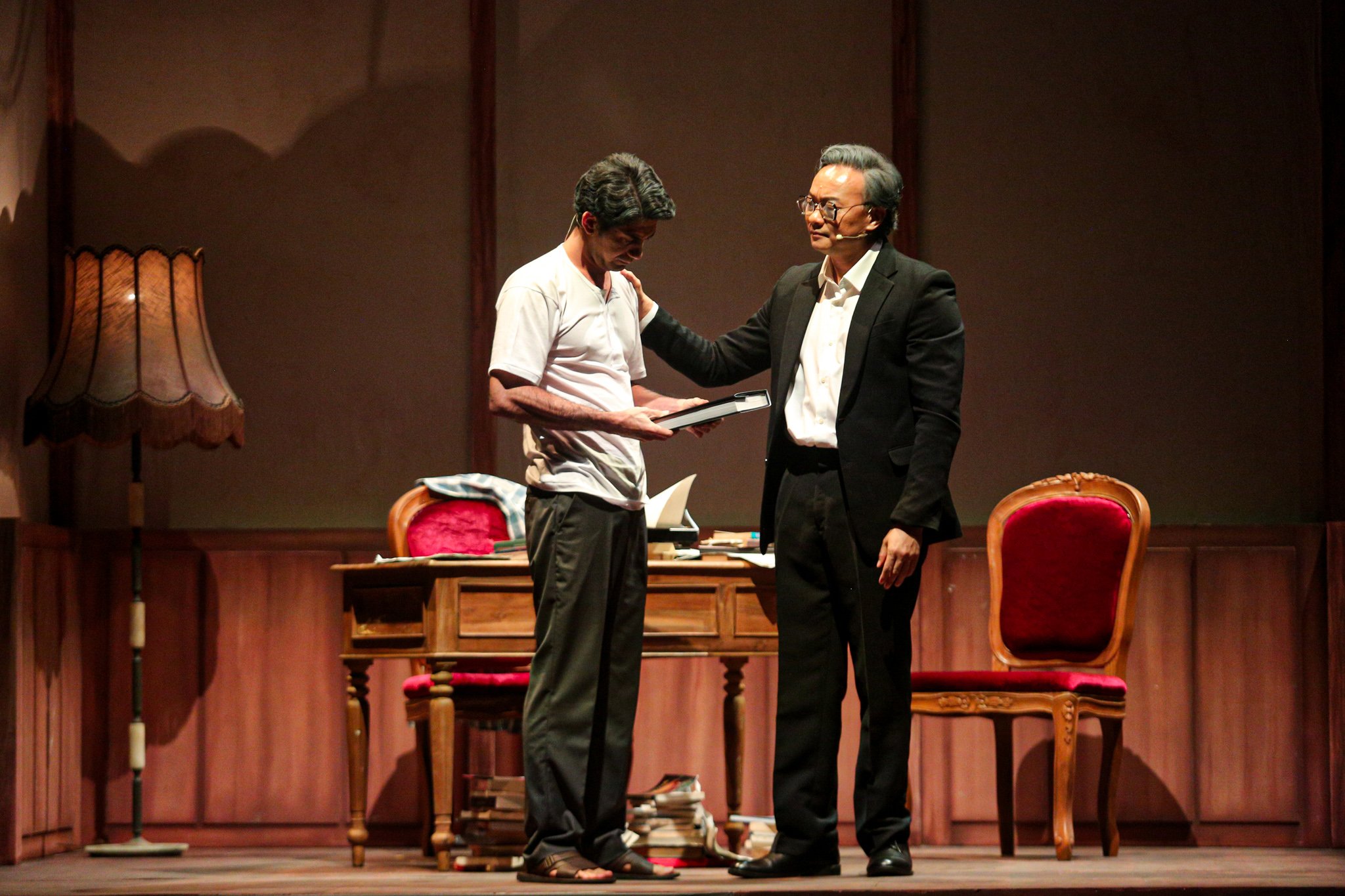 Aktor Verdi Solaiman yang berperan sebagai William Soeryadjaya (kanan) dan Reza Rahadian sebagai Ramadhan KH (kiri) tampil di pertunjukkan teater 