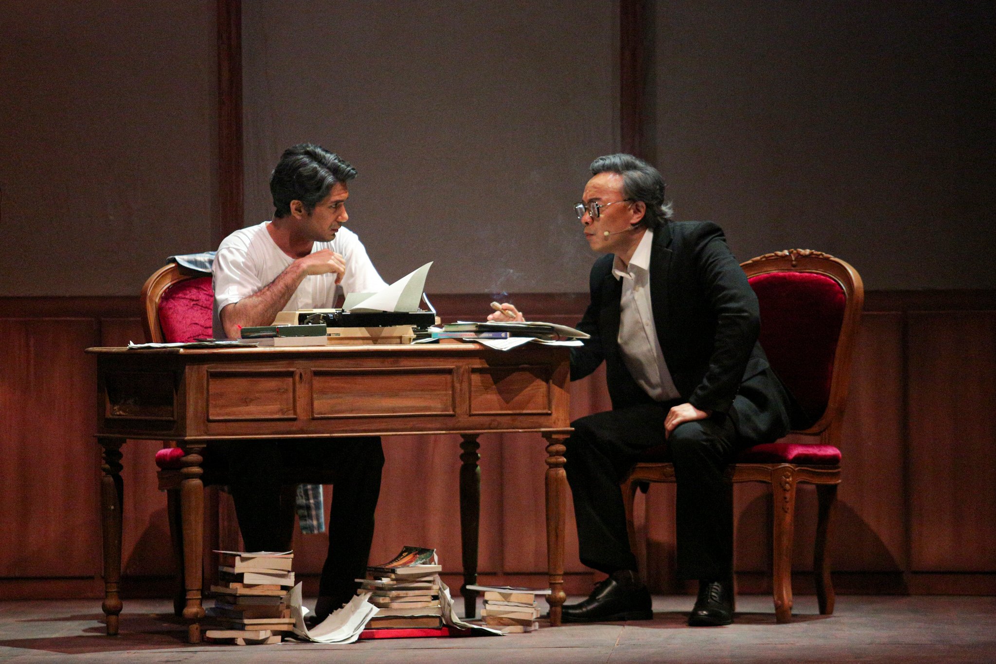 Aktor Verdi Solaiman yang berperan sebagai William Soeryadjaya (kanan) dan Reza Rahadian sebagai Ramadhan KH (kiri) tampil di pertunjukkan teater 