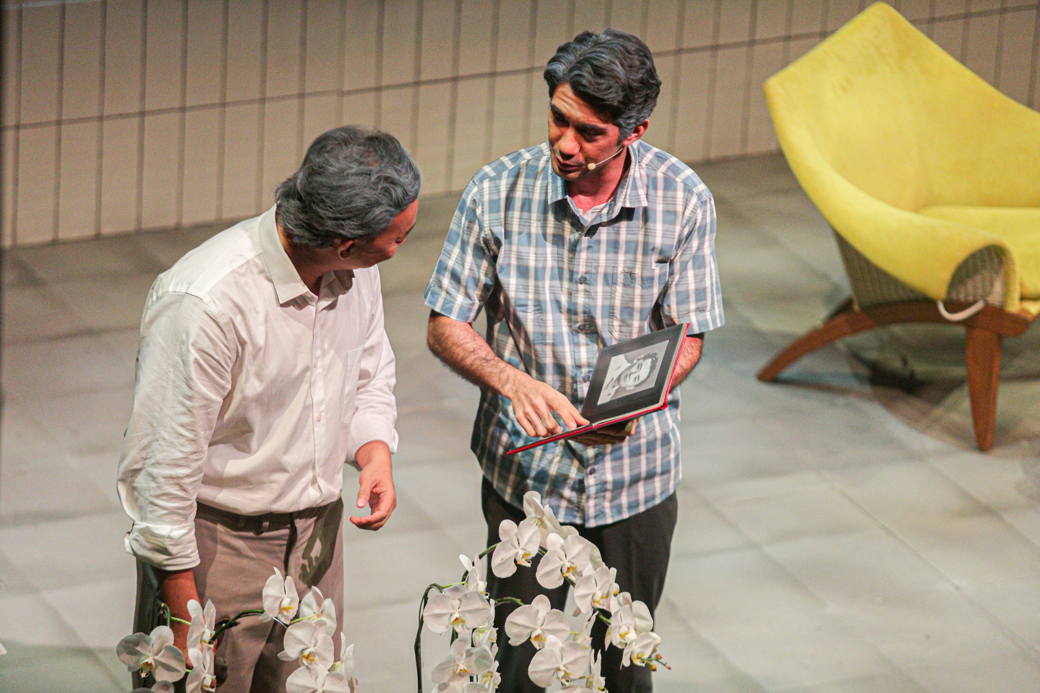 Aktor Reza Rahadian yang berperan sebagai Ramadhan KH (kanan) dan Verdi Solaiman sebagai William Soeryadjaya (kiri) tampil di pertunjukkan teater 