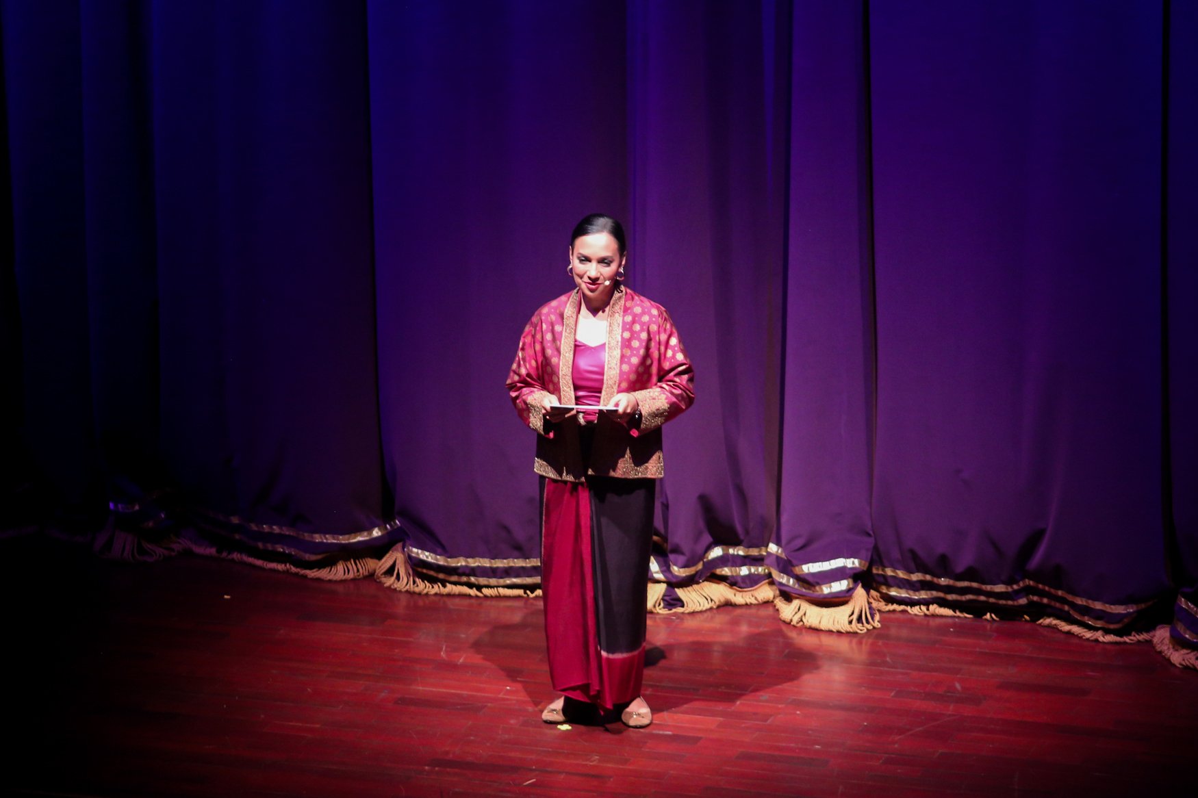 Shahnaz Haque sebagai narator memberikan kata sambutan sebelum dimulainya pertunjukkan teater \
