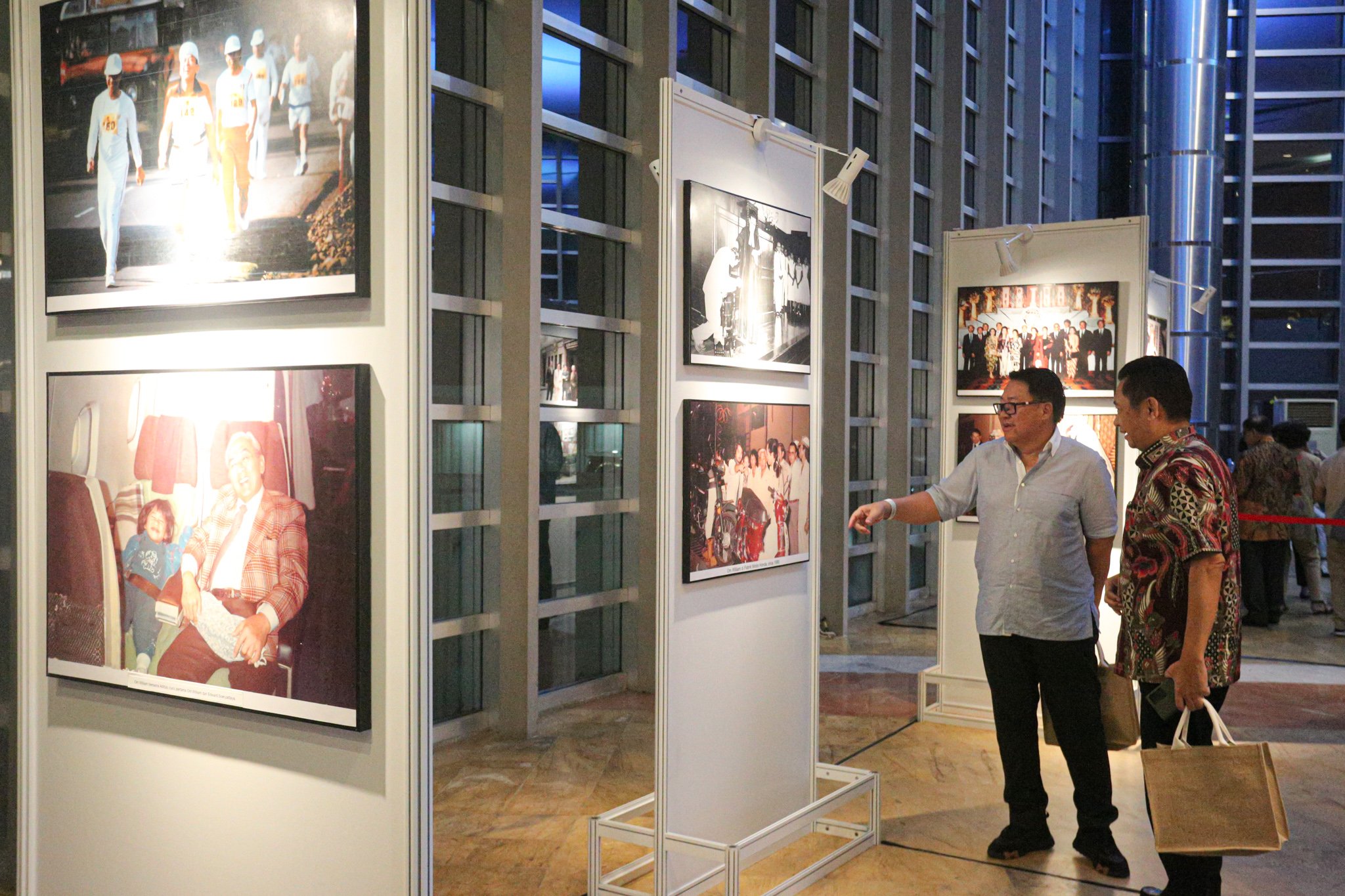 Pengunjung mengamati foto potret kehidupan William Soeryadjaya yang dipamerkan di Teater Jakarta, Taman Ismail Marzuki, Jakarta, Rabu (12/6/2024). Pameran tersebut dalam rangka peluncuran buku memoar William Soeryadjaya yang berjudul \