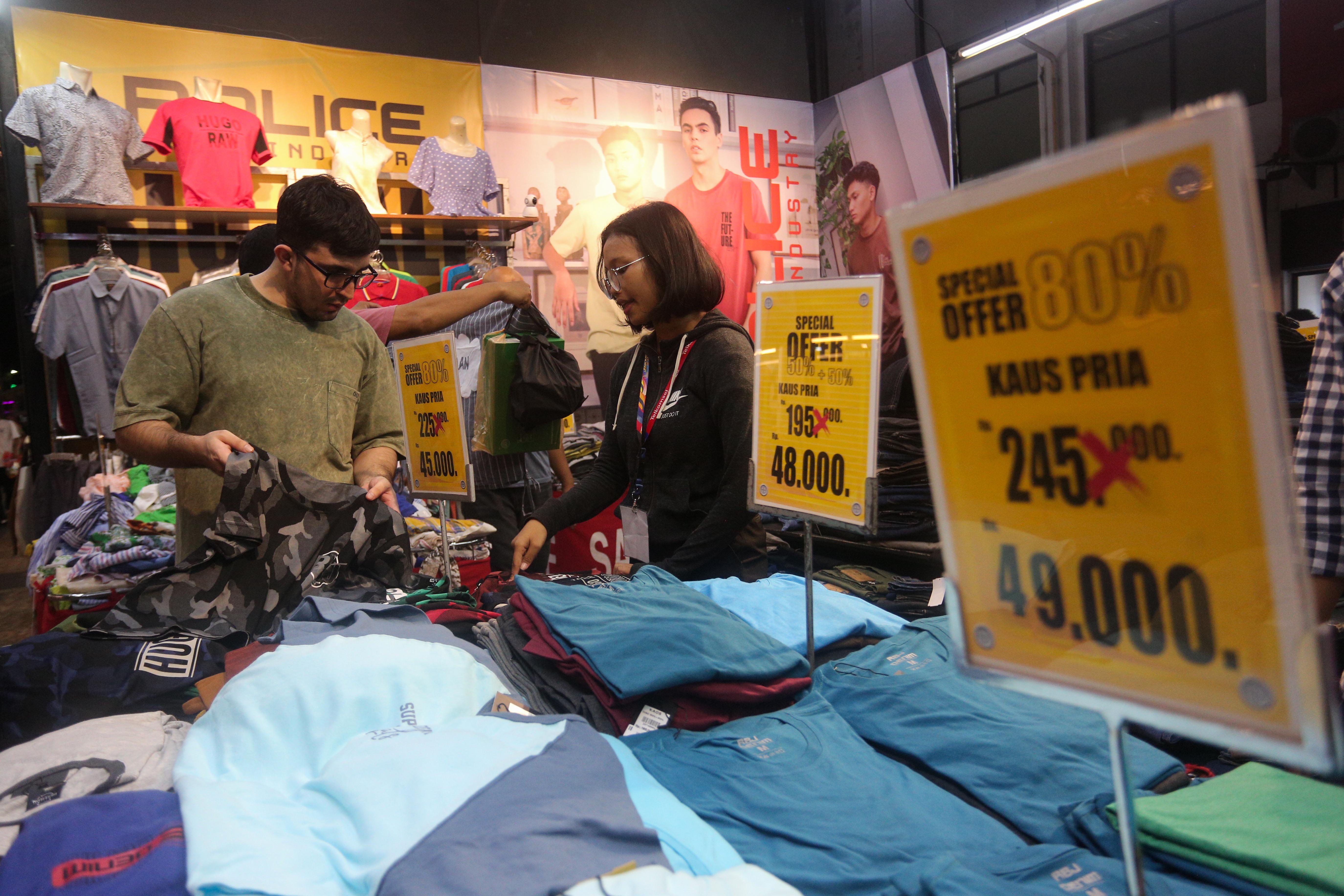 Pengunjung melihat pakaian yang dijual di Jakarta Fair di JIExpo Kemayoran, Jakarta, Jumat (21/6/2024). Pameran multi produk terbesar, terlengkap dan terlama di kawasan Asia Tenggara yang berlangsung hingga 14 Juli ini digelar dalam rangka menyemarakkan Hari Ulang Tahun (HUT) ke-497 DKI Jakarta.