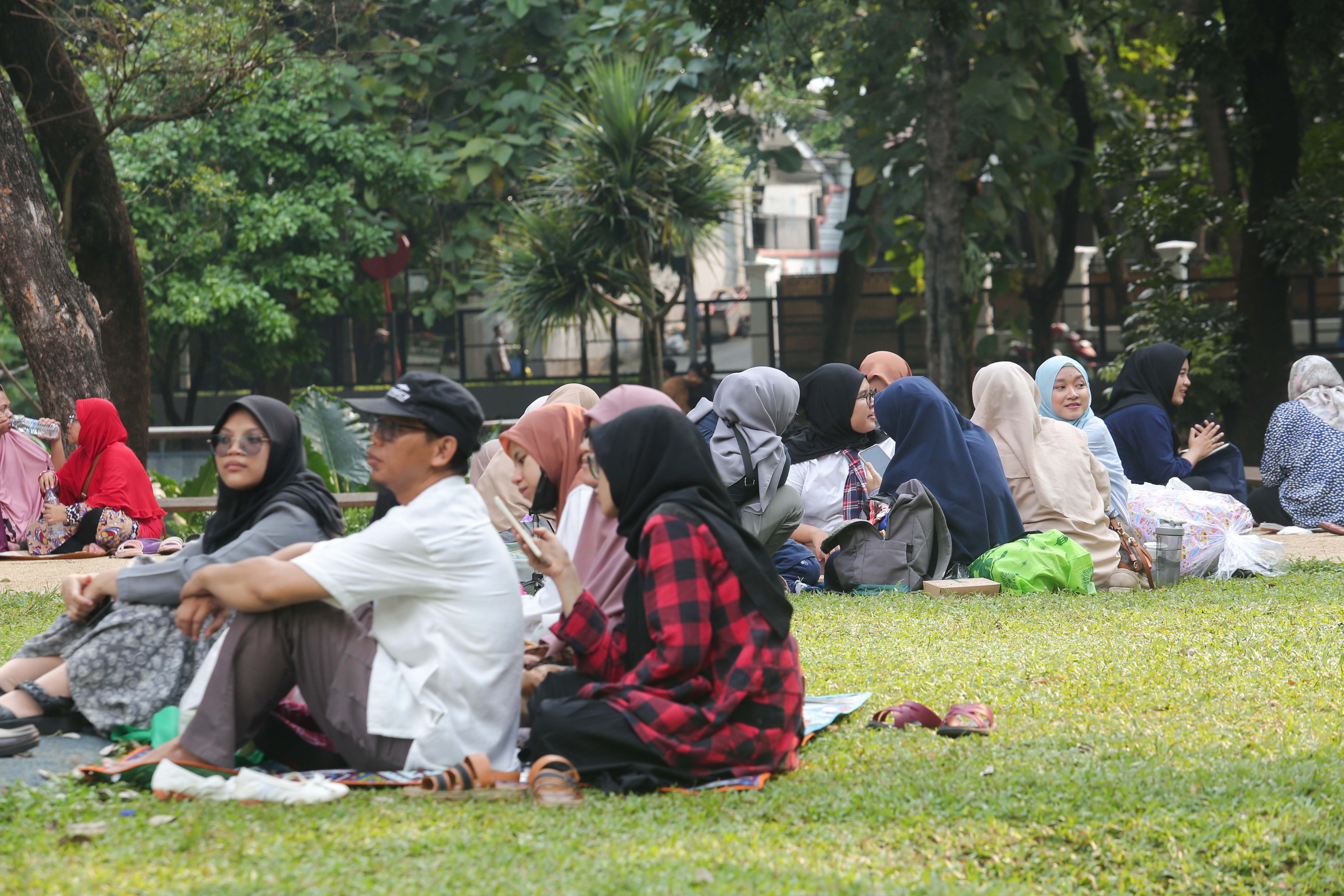 Sejumlah warga saat mengunjungi Tebet Eco Park, Jakarta, Rabu (3/7/2024). Taman seluas 7,3 hektar yang dikelilingi oleh pepohonan rindang dan menyajikan udara segar ini menjadi salah satu tempat wisata alternatif warga Jakarta dalam menghabiskan waktu liburan sekolah.