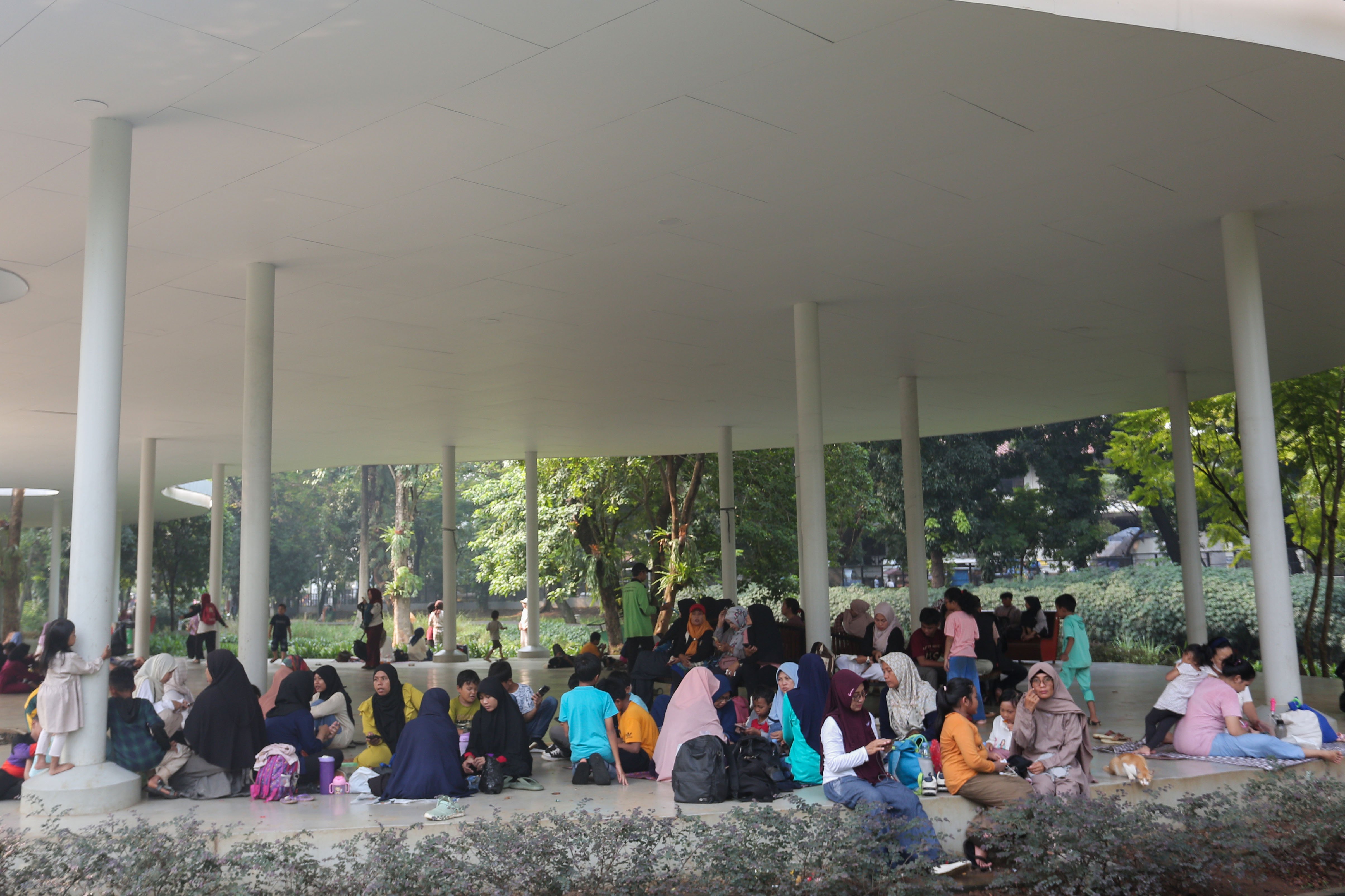 Sejumlah warga saat mengunjungi Tebet Eco Park, Jakarta, Rabu (3/7/2024). Taman seluas 7,3 hektar yang dikelilingi oleh pepohonan rindang dan menyajikan udara segar ini menjadi salah satu tempat wisata alternatif warga Jakarta dalam menghabiskan waktu liburan sekolah.