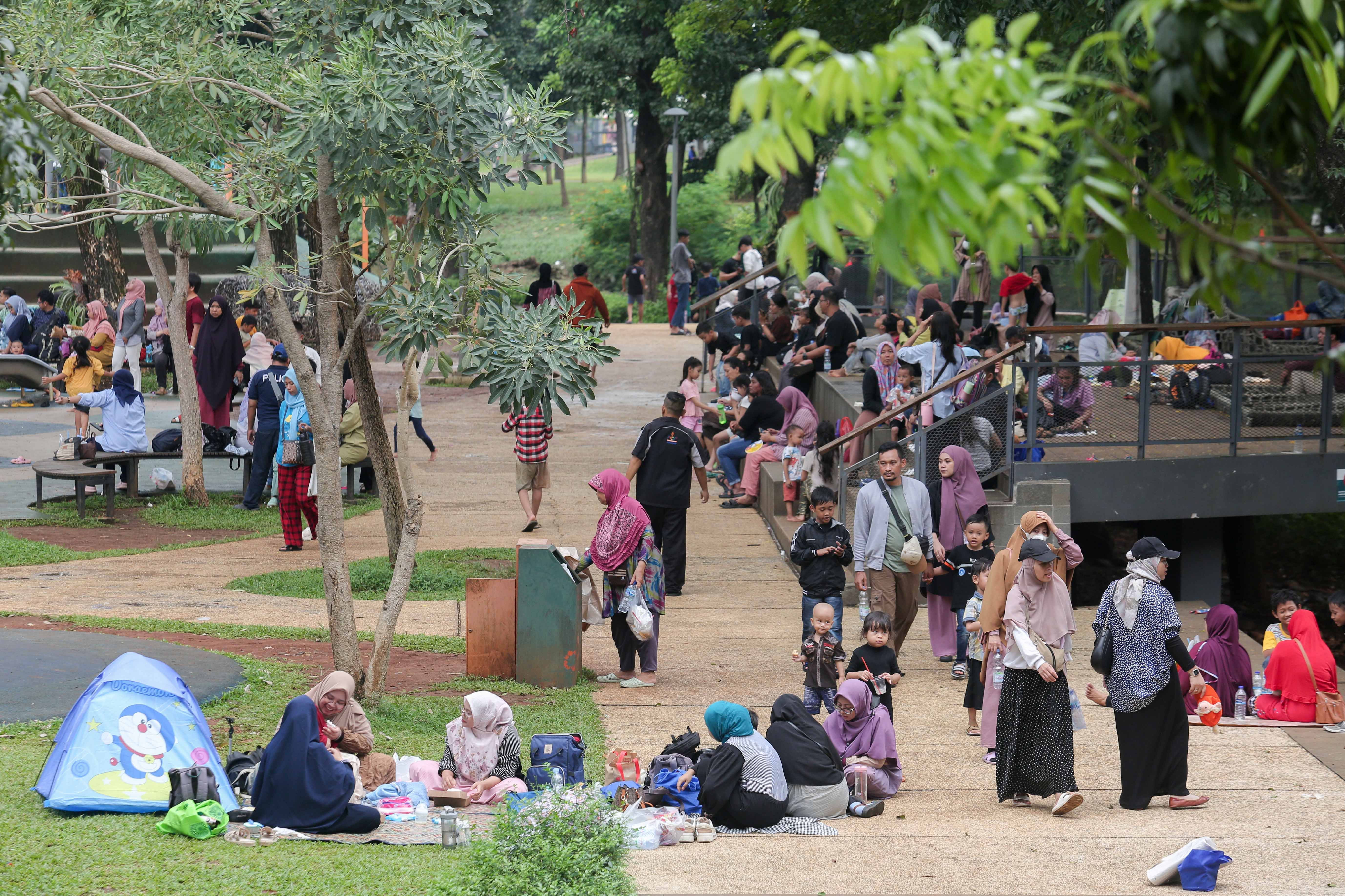 Sejumlah warga saat mengunjungi Tebet Eco Park, Jakarta, Rabu (3/7/2024). Taman seluas 7,3 hektar yang dikelilingi oleh pepohonan rindang dan menyajikan udara segar ini menjadi salah satu tempat wisata alternatif warga Jakarta dalam menghabiskan waktu liburan sekolah.